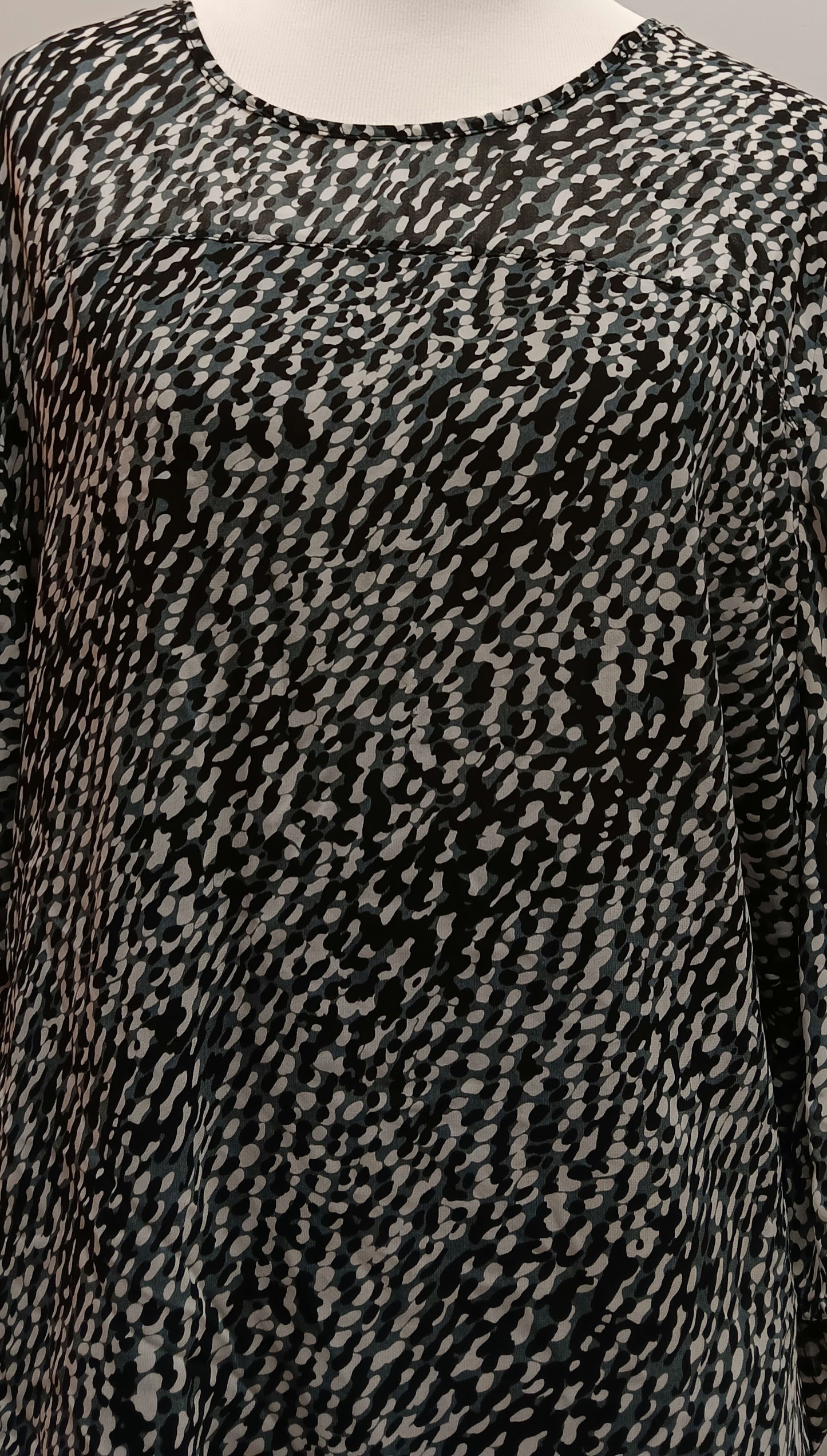 Black and white paraphrase blouse size XL image 9