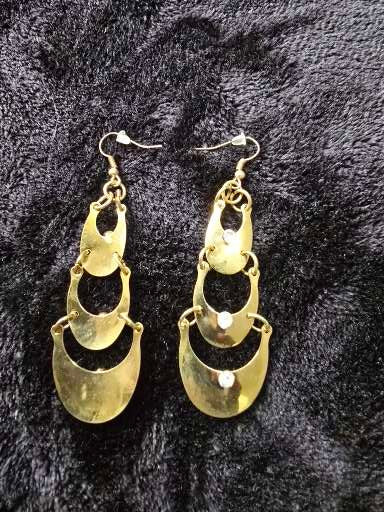 Gold earring image 1