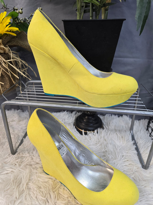 Yellow shoe size 10 image 1