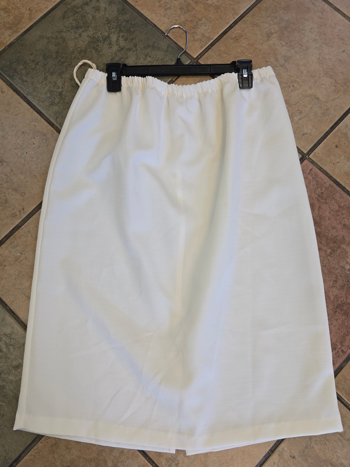 Knee length ivory skirt size 16 image 3