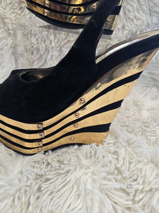 Black and gold wedge woman shoe image 1