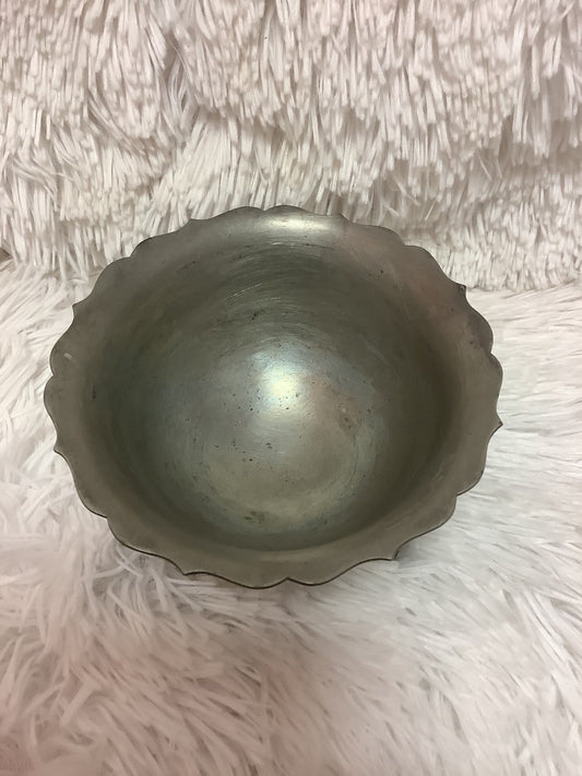 Vintage Pairpoint Pewter P8028 four leg Bowl image 1