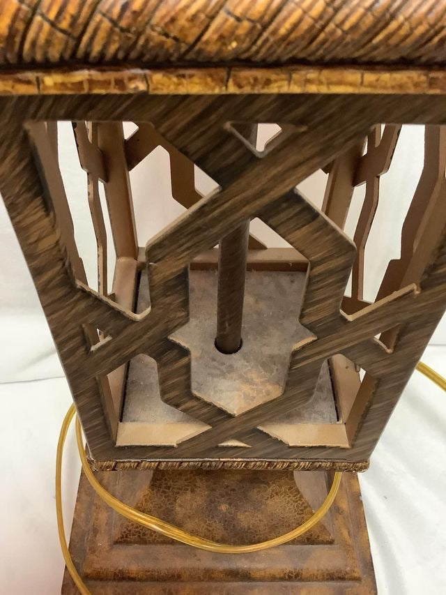 Detailed antique lamp image 4