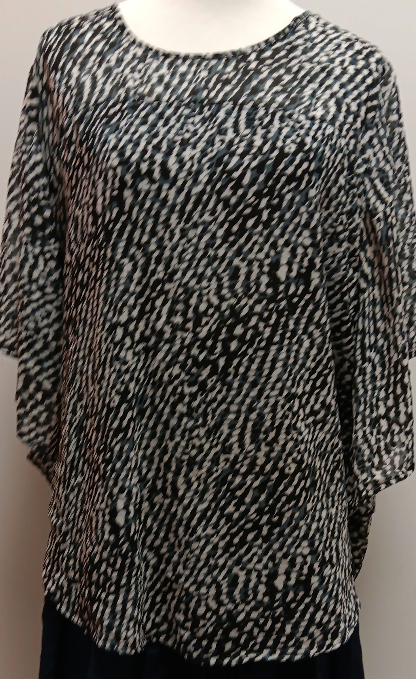 Black and white paraphrase blouse size XL image 2