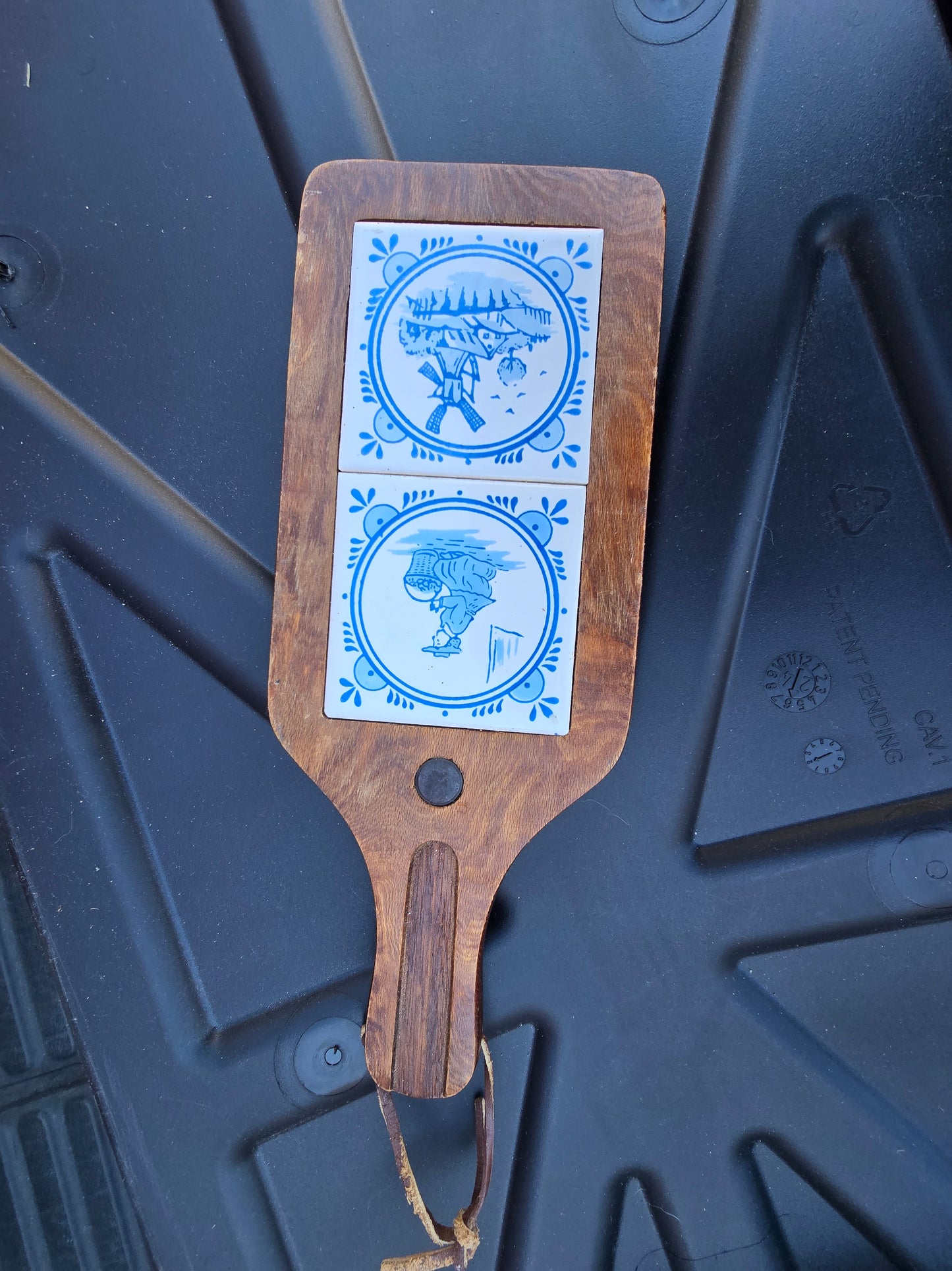 Delft Tile  & Wood Cheese Cutting Board Paddle Blue Holland Decor Vtg image 6