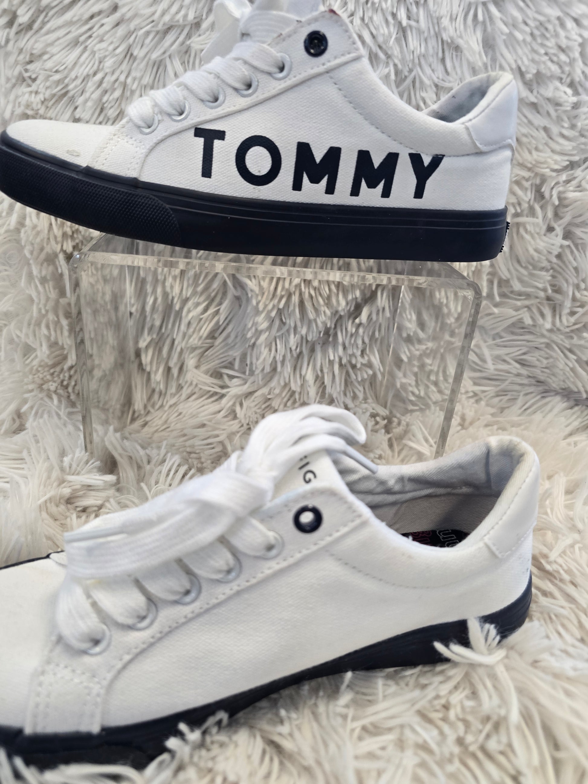 Women Tommy Hilfiger shoe size 5.5 image 1