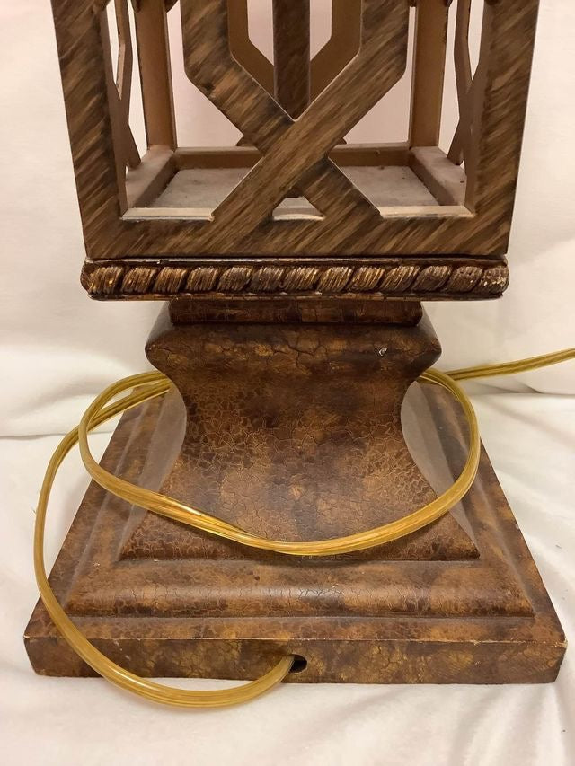Detailed antique lamp image 2