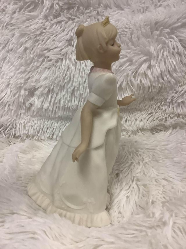 Golden memories Daisa girl statue image 3