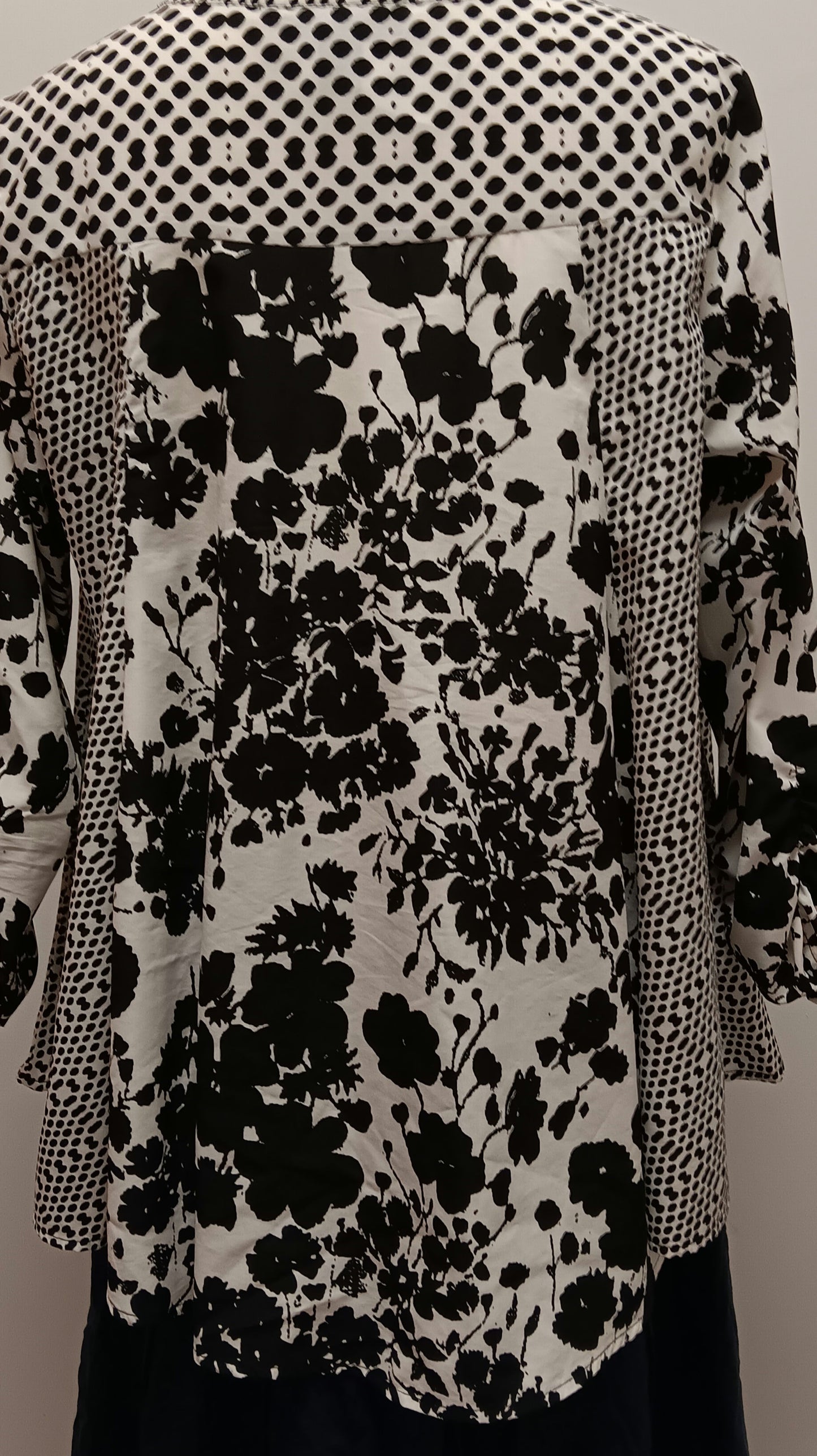 Black and white style and company blouse size small image 9