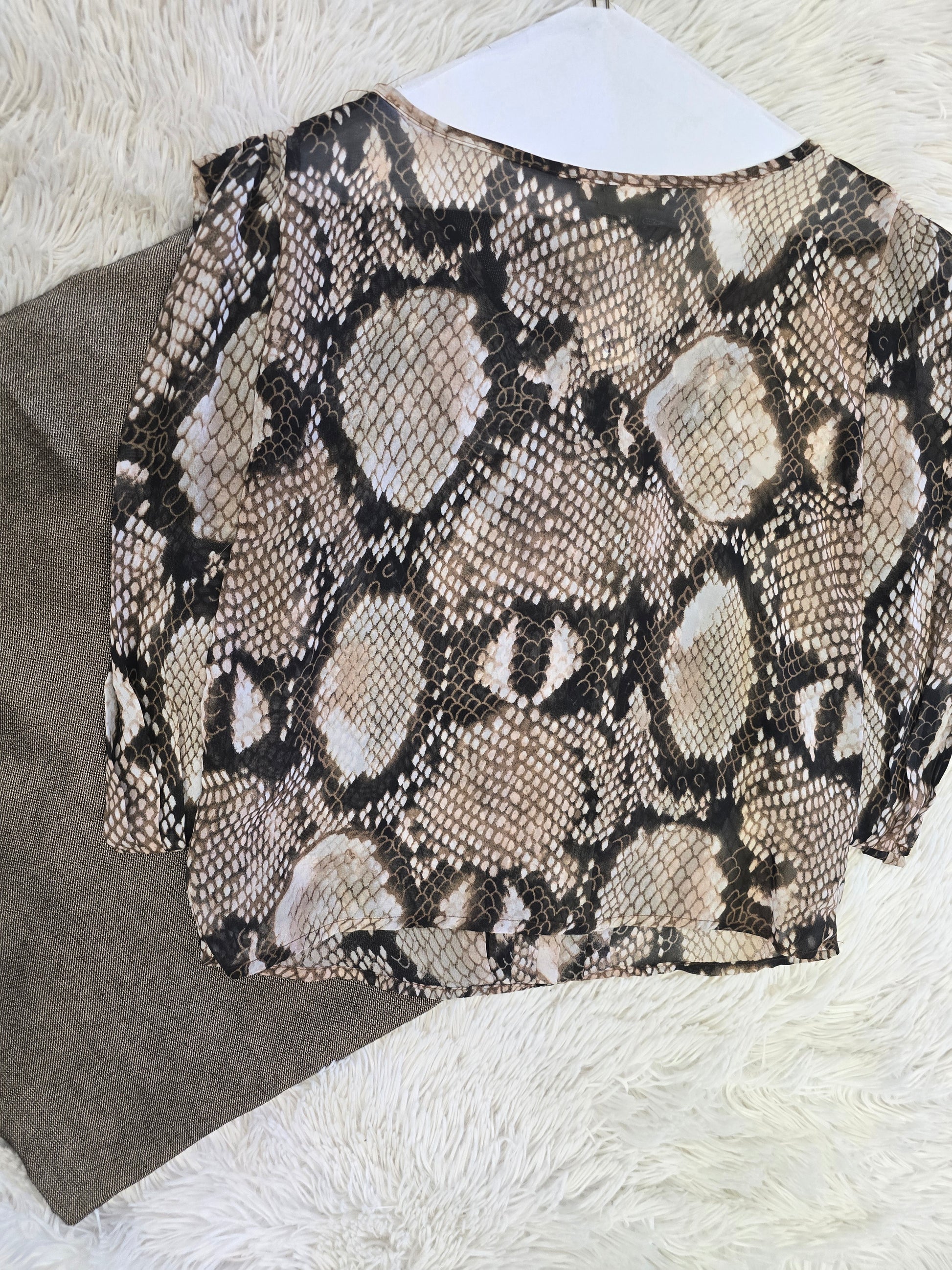 Snake print blouse/top size small image 2
