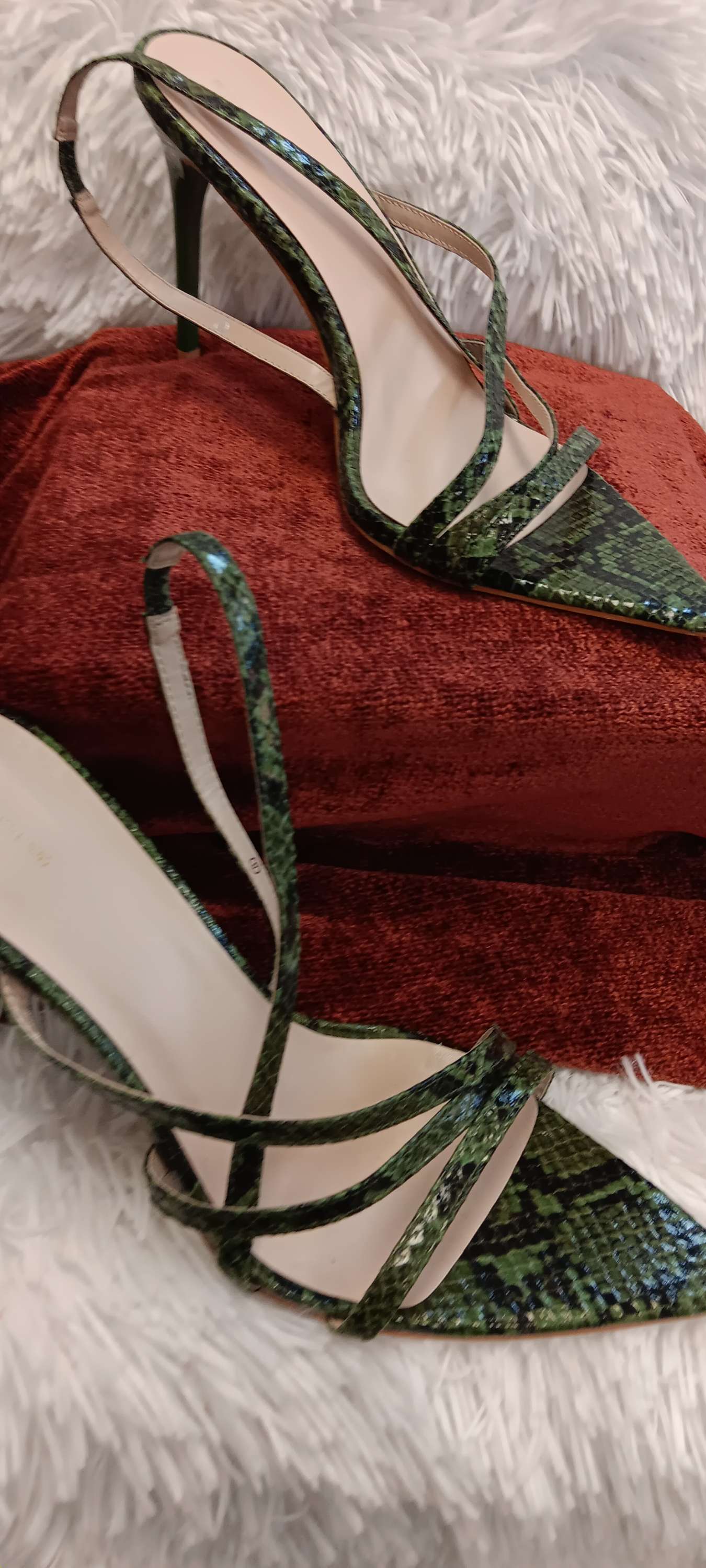 Pretty little thing women slipper size 8 image 6