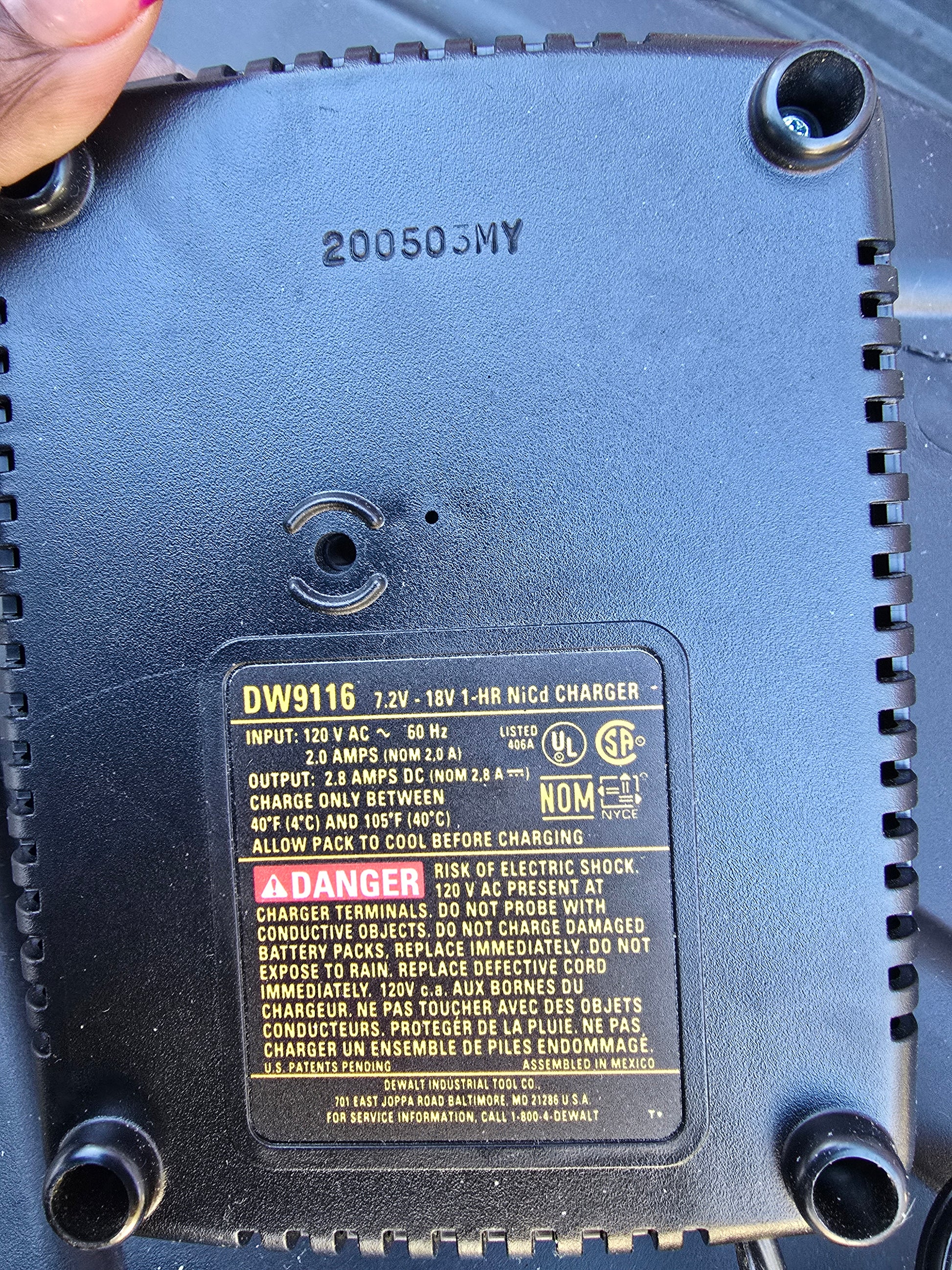 DEWALT DW9116 7.2-Volt to 18-Volt Pod Style 1 Hour Battery Charger image 3