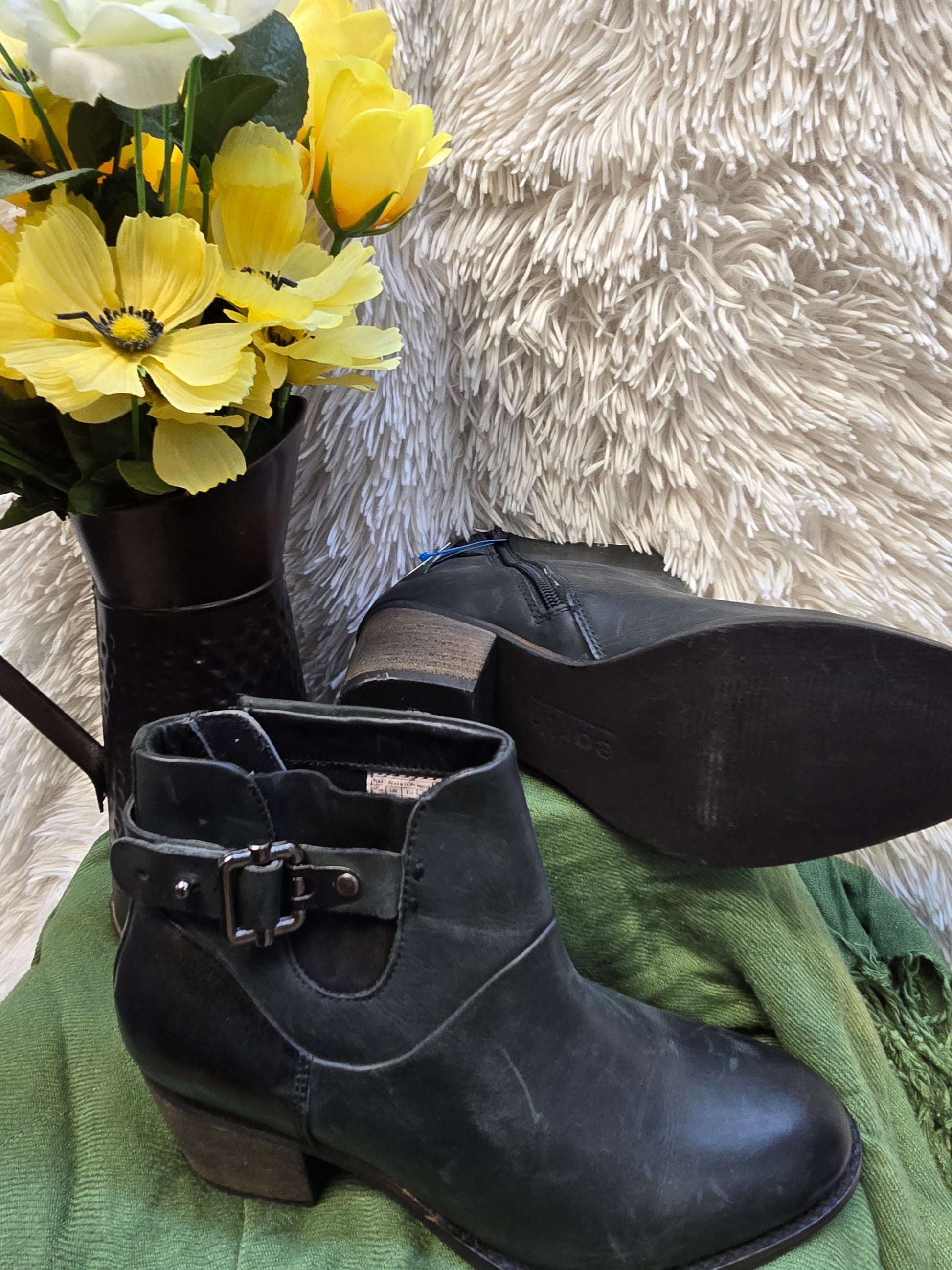 EARTH ANKLE BOOTS Women's 6 West Riverton Black Leather Booties size 7.5 image 4
