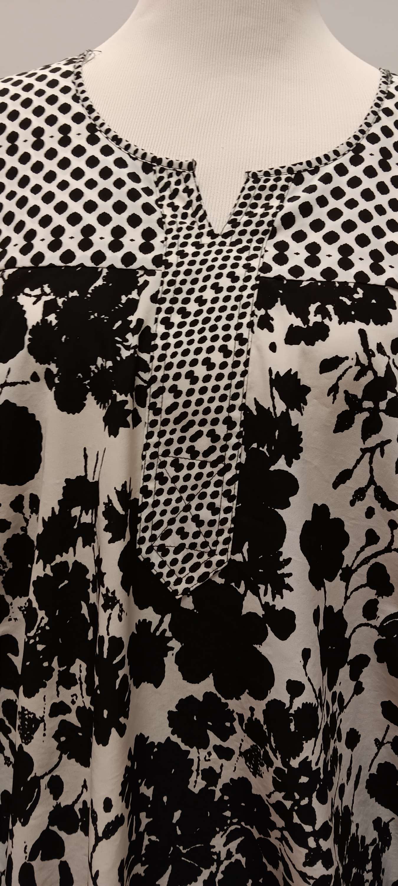 Black and white style and company blouse size small image 3