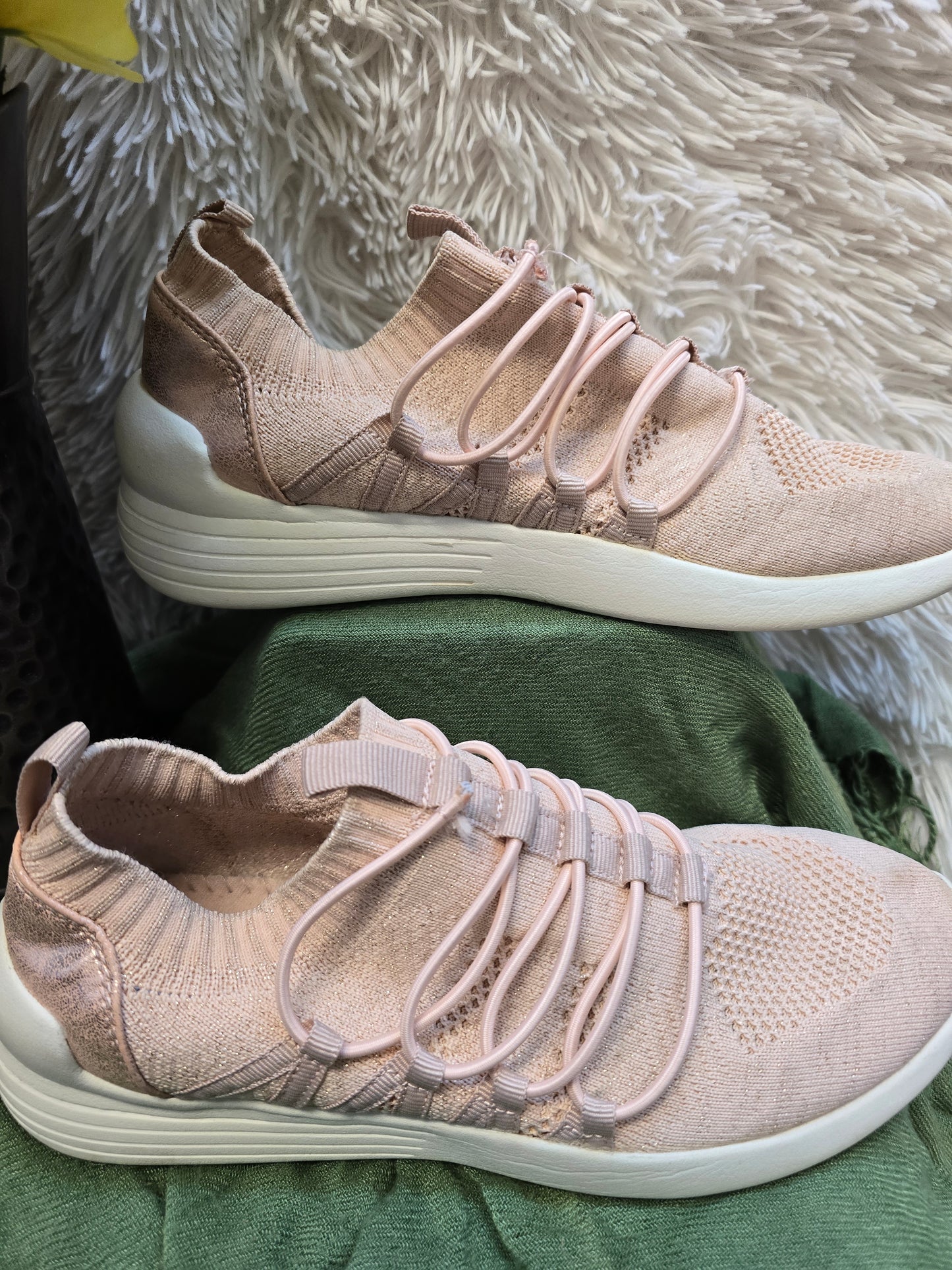 Light weight sneaker pink size 8 image 3