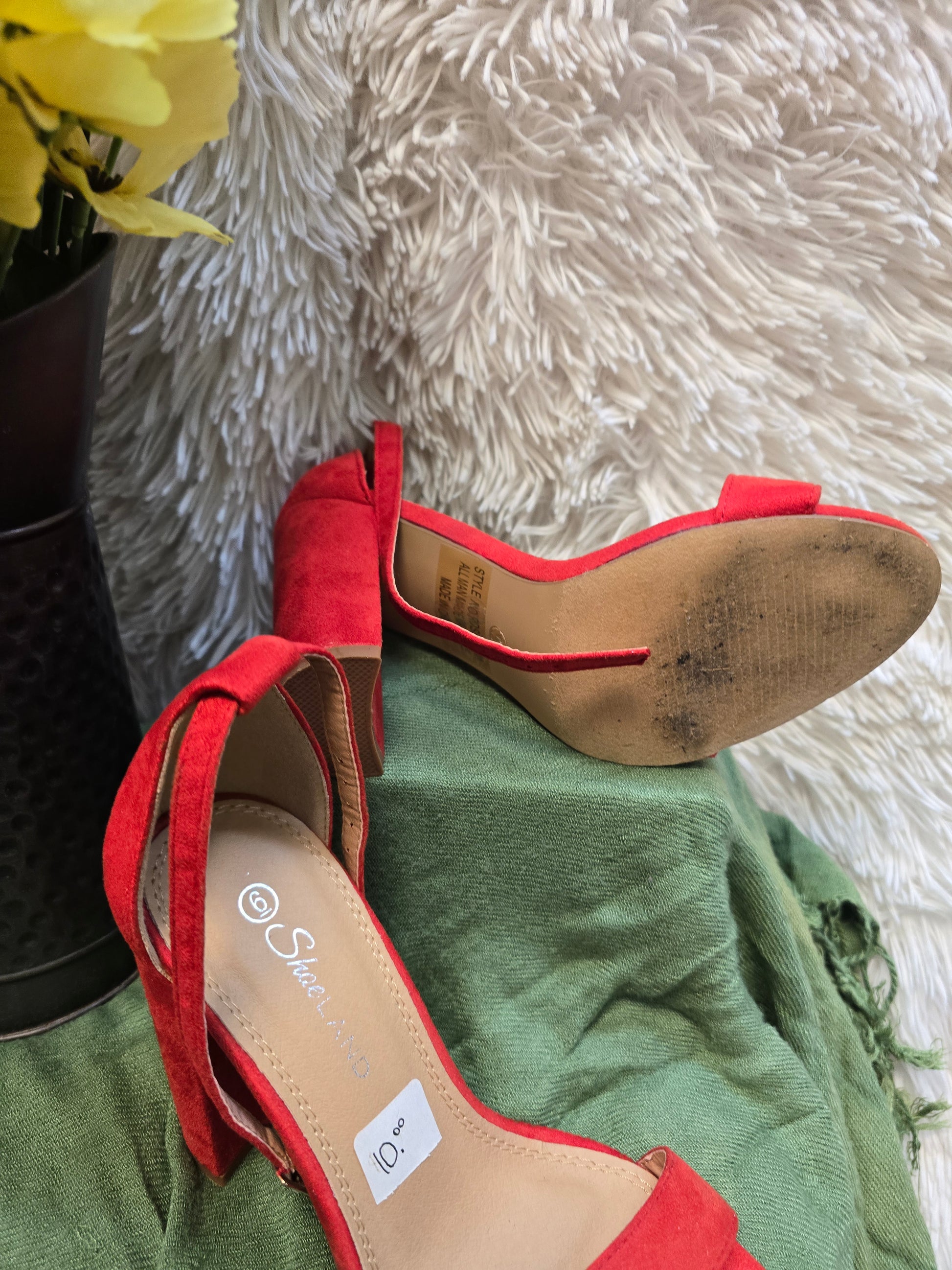 Red bread heel slipper size 6 image 3