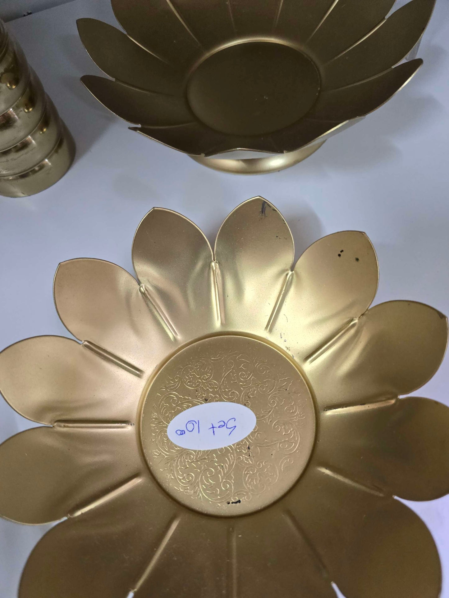 Set of 2 gold color decorative dishes image 2