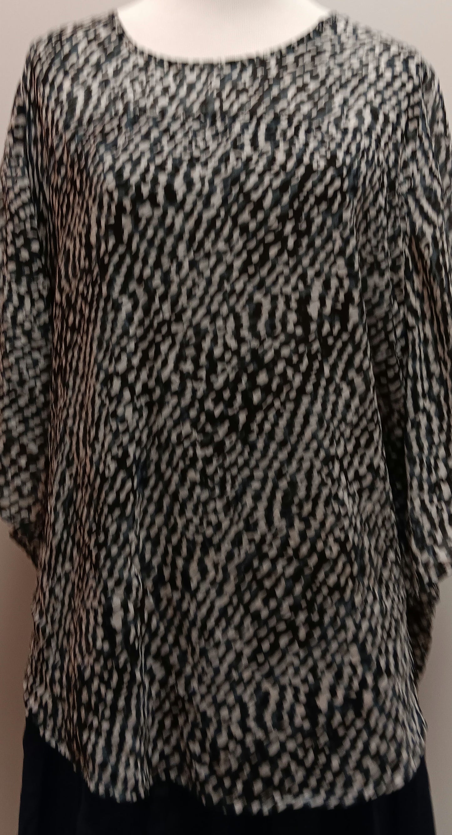 Black and white paraphrase blouse size XL image 4