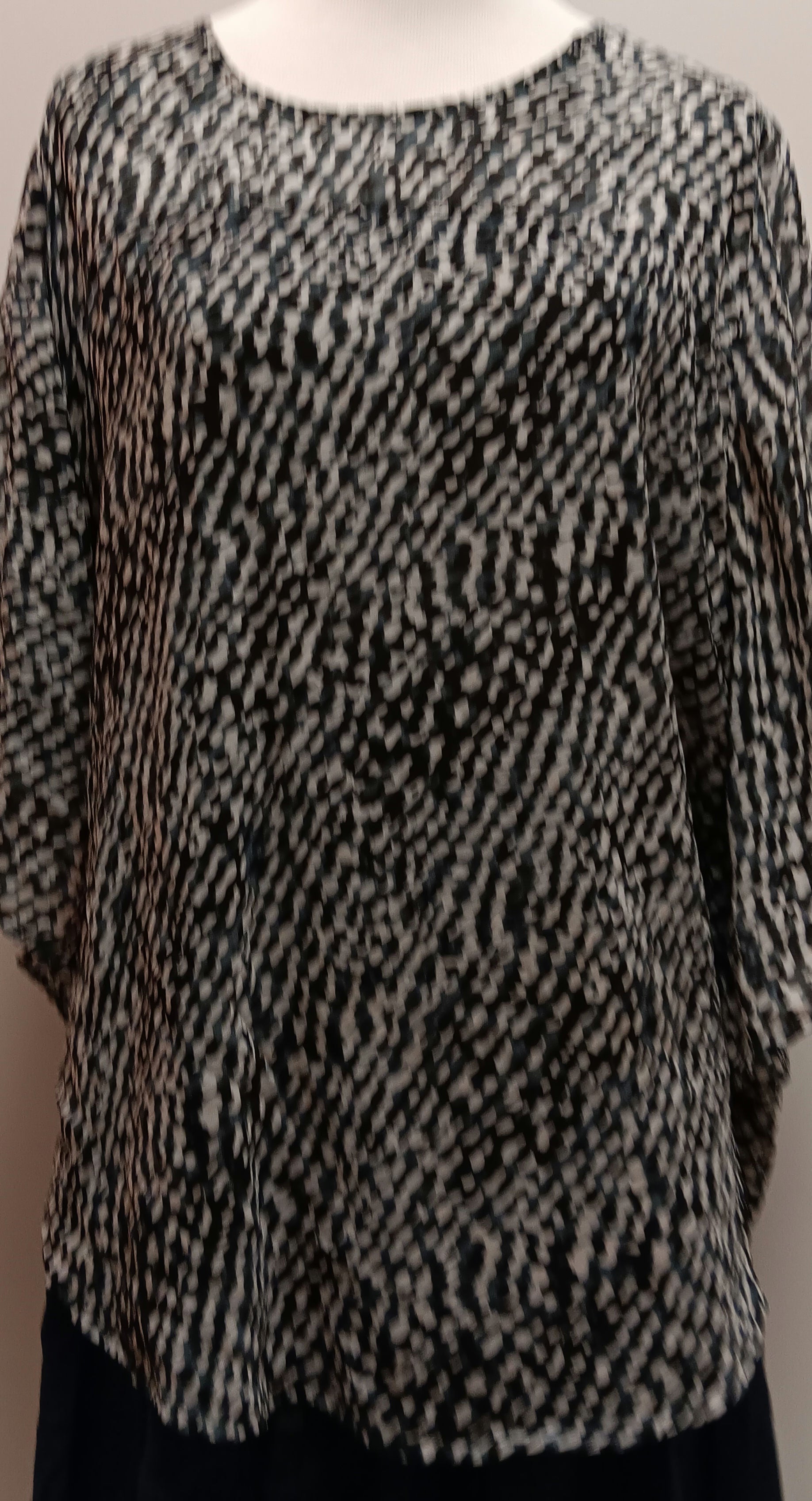 Black and white paraphrase blouse size XL image 4