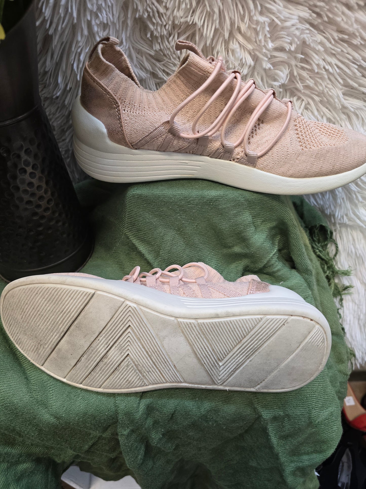 Light weight sneaker pink size 8 image 2
