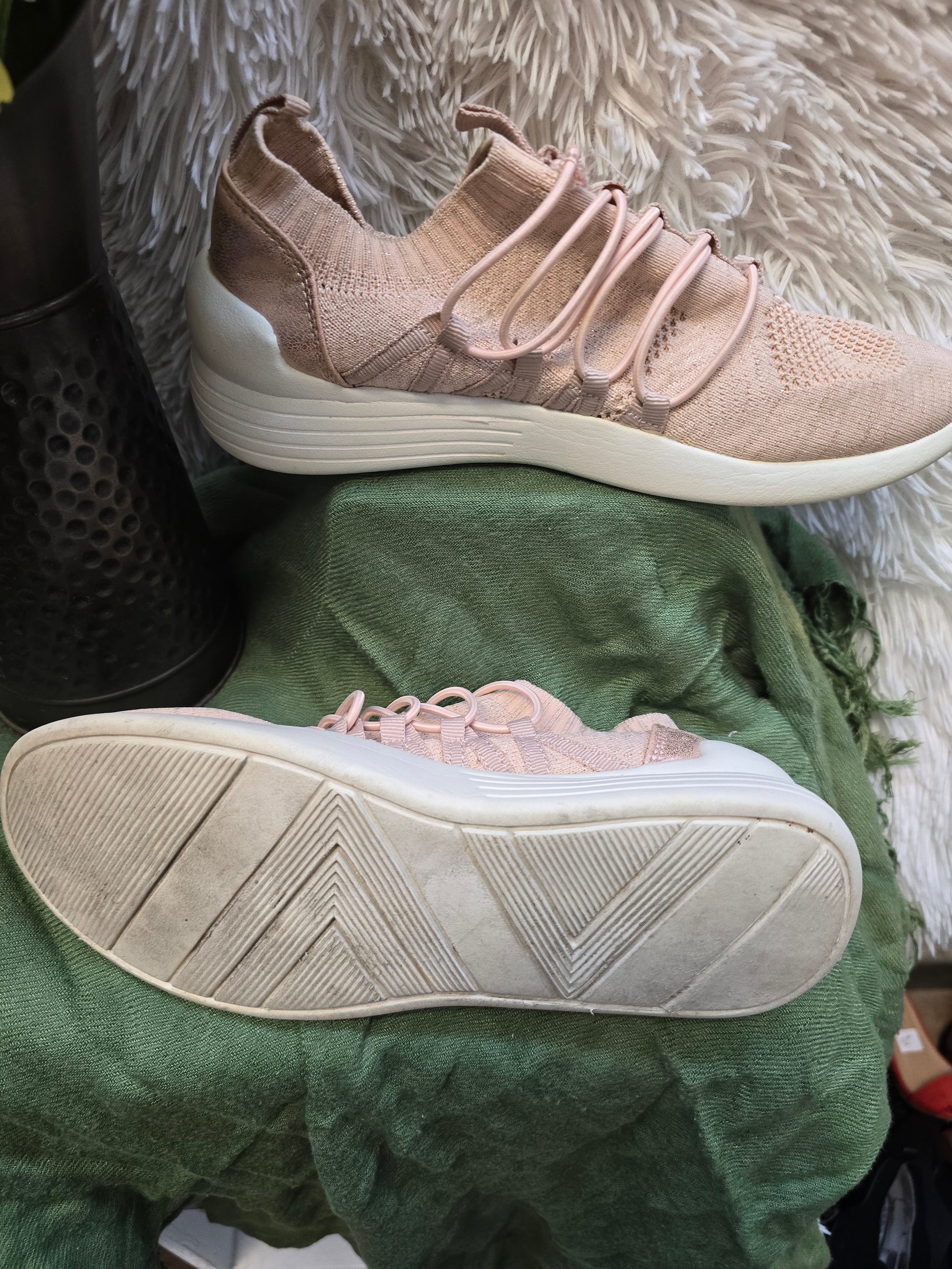 Light weight sneaker pink size 8 image 2