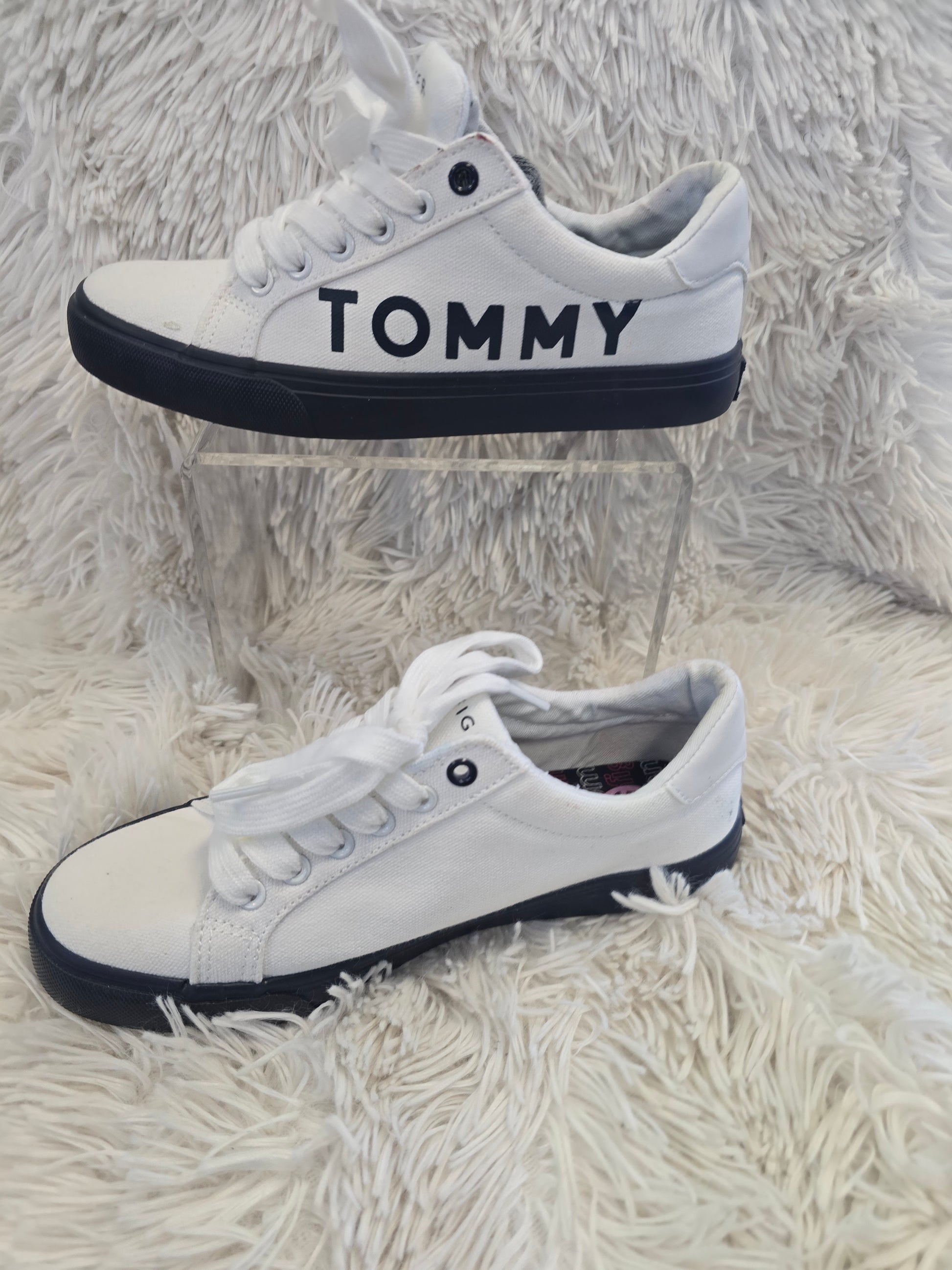 Women Tommy Hilfiger shoe size 5.5 image 0