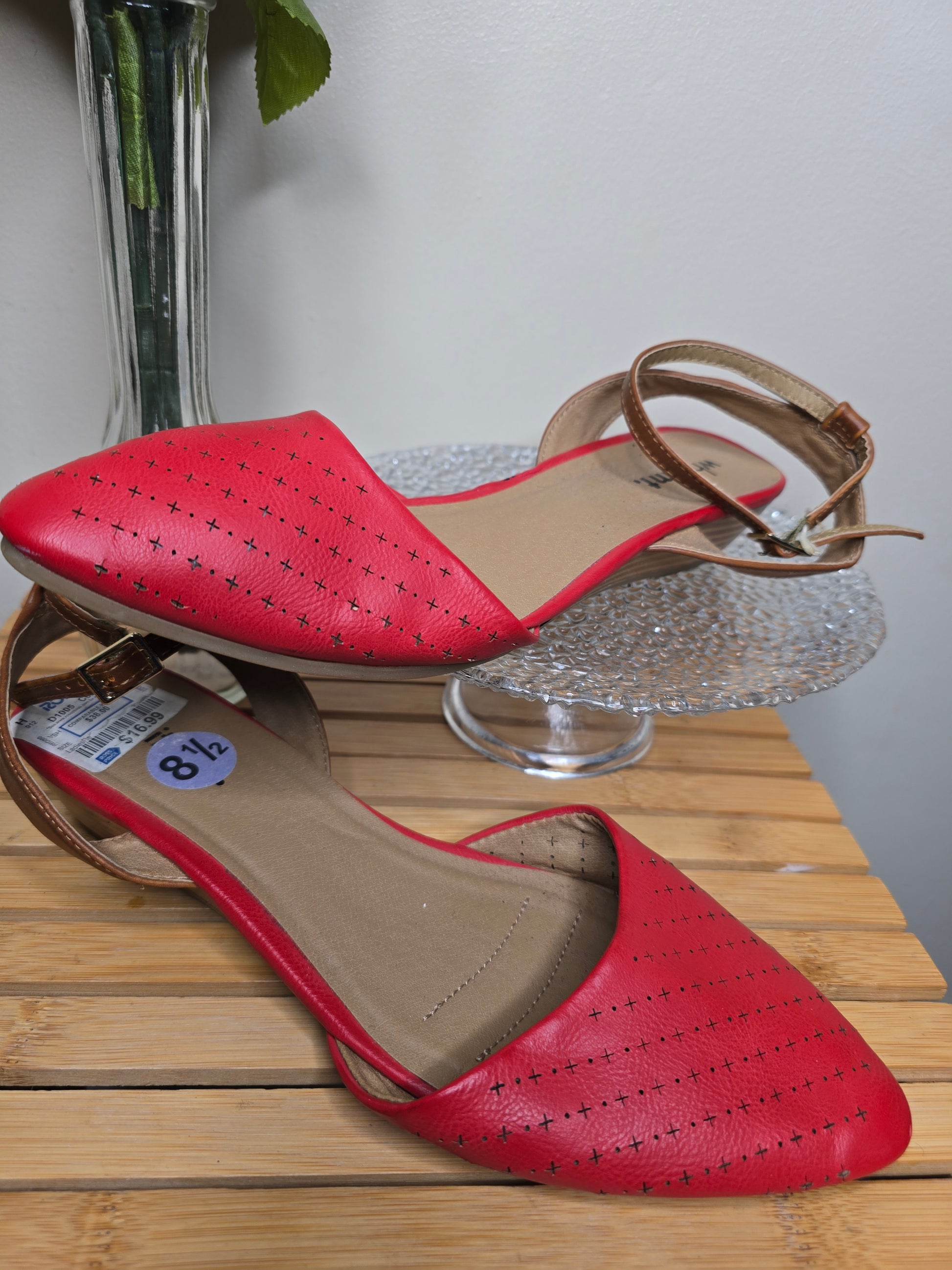 Red women summer flats size 8.5 image 4
