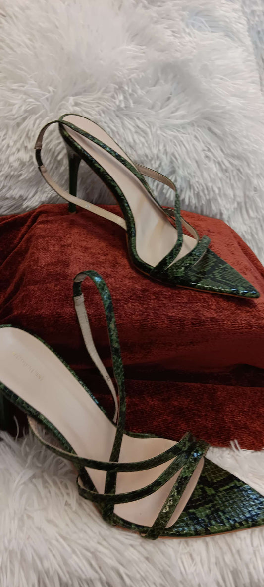 Pretty little thing women slipper size 8 image 0