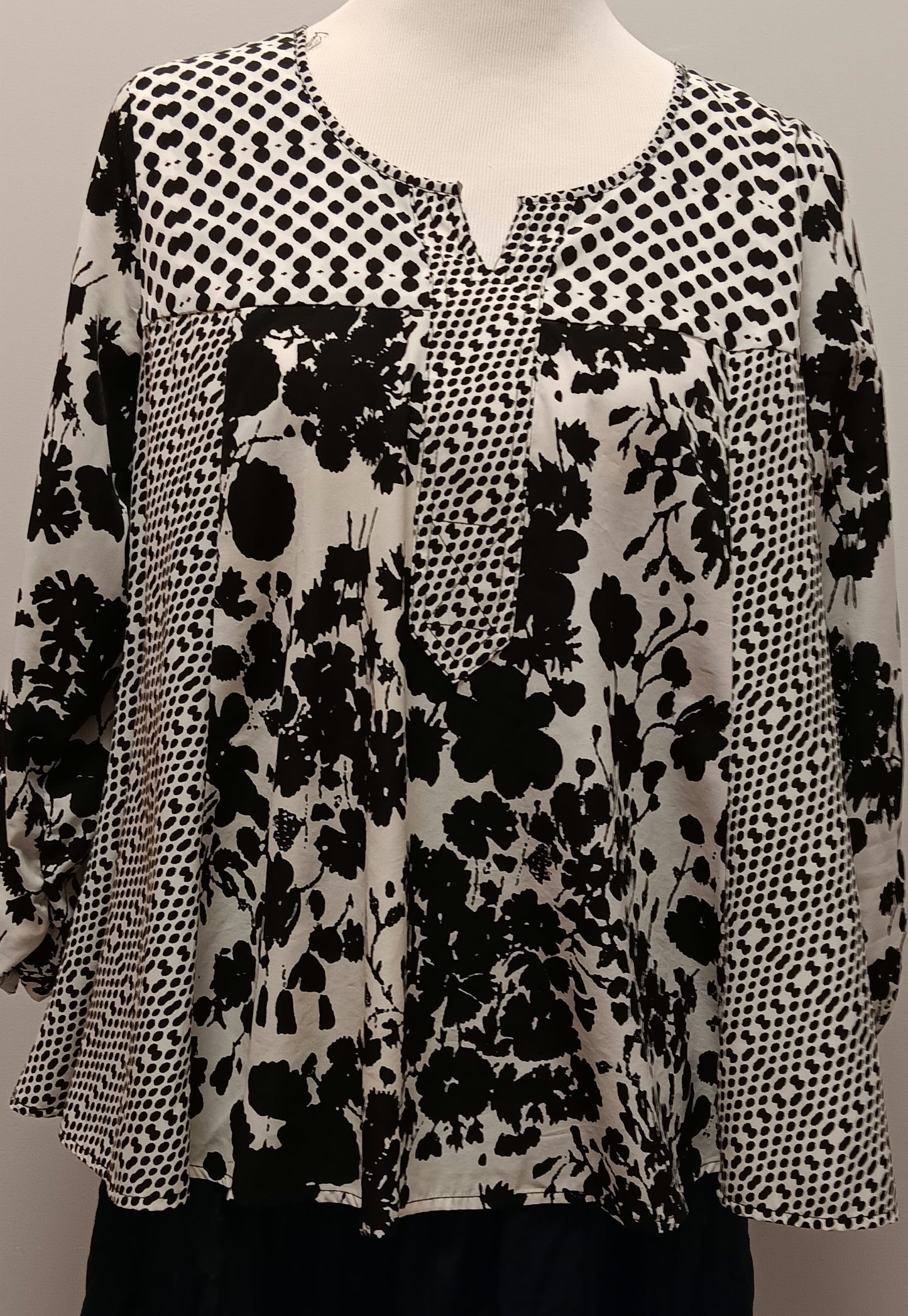 Black and white style and company blouse size small image 0