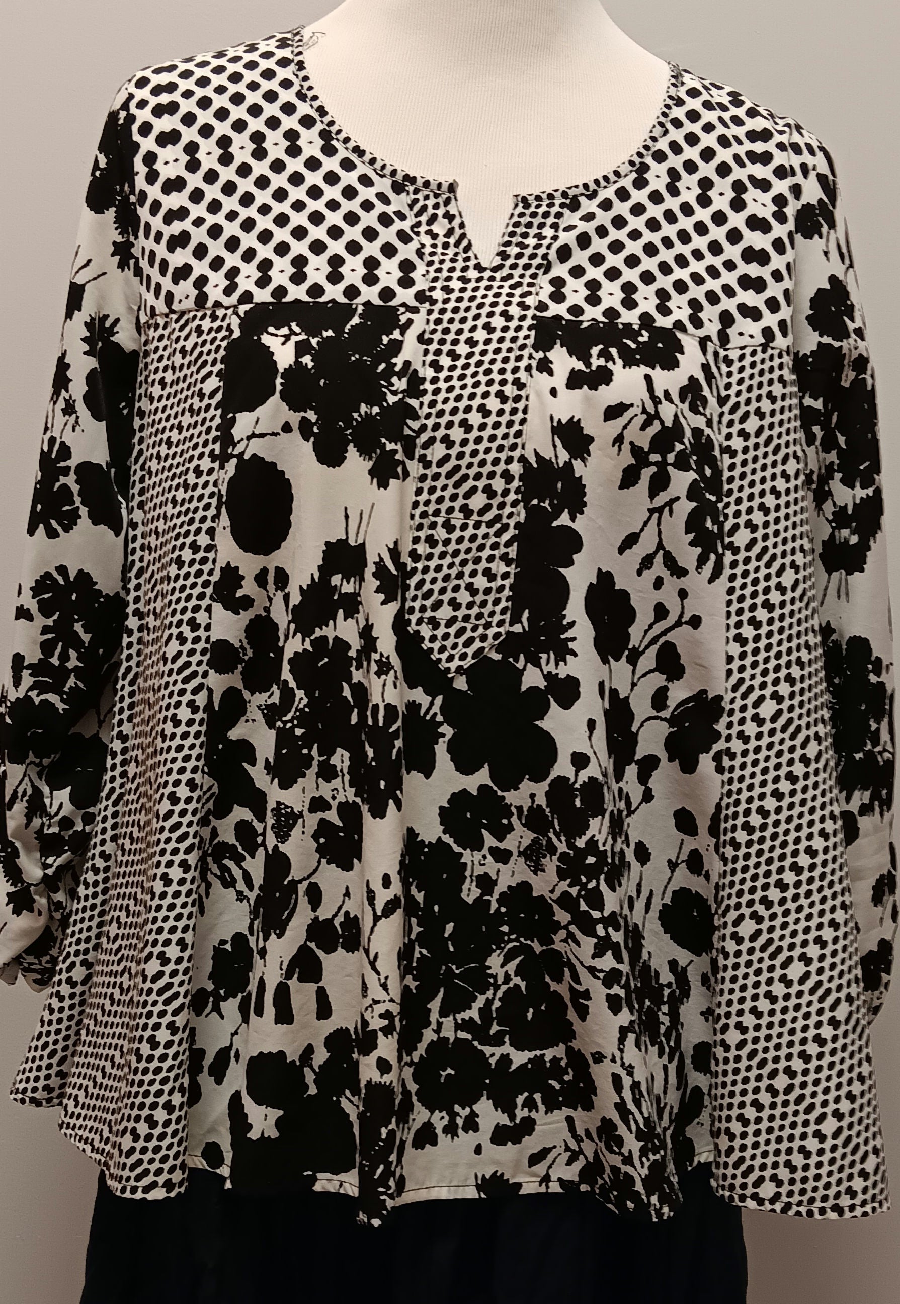 Black and white style and company blouse size small image 0