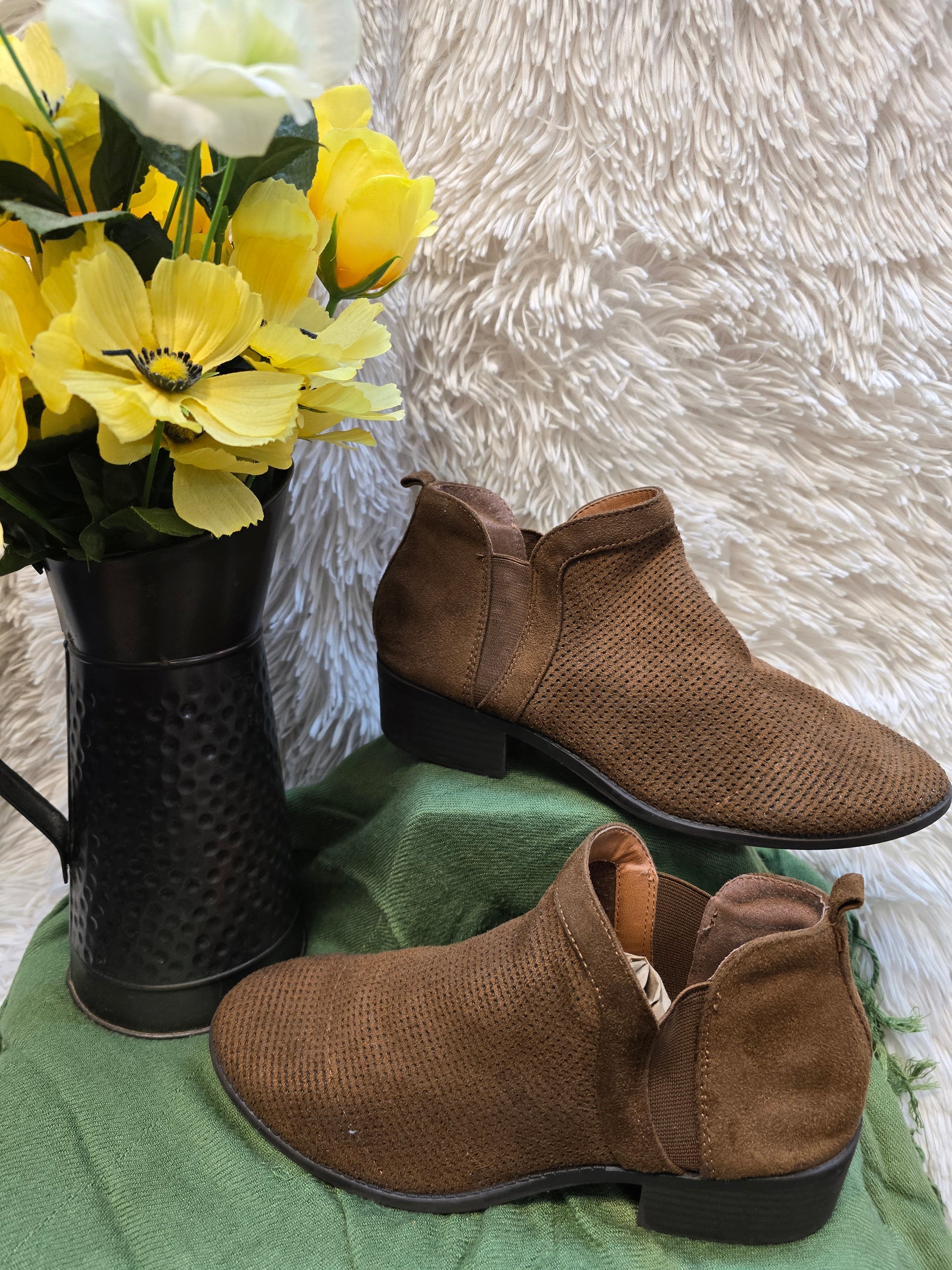 Cityclassified brown boots size 7.5 image 4
