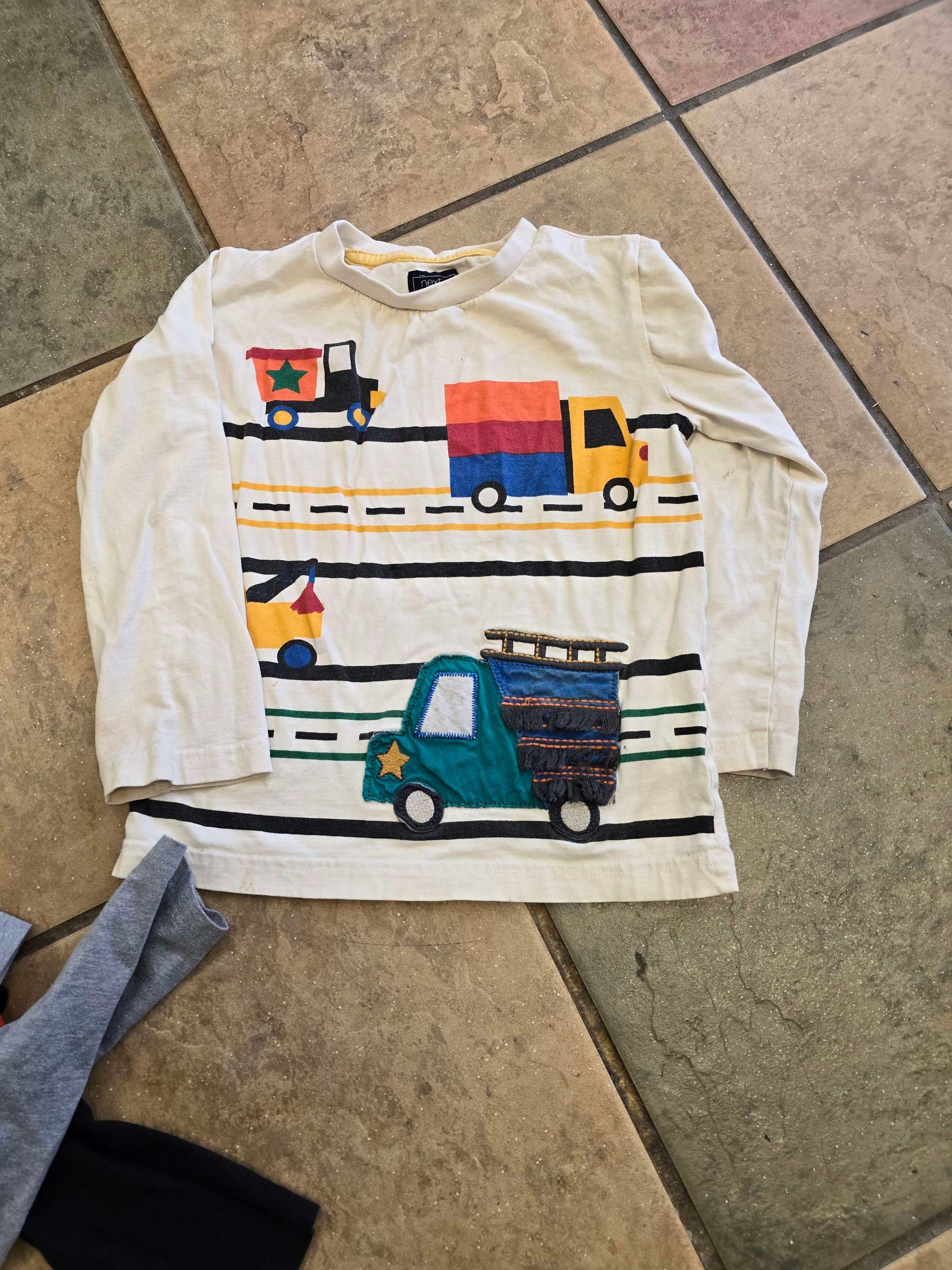 2t set of shirts image 7