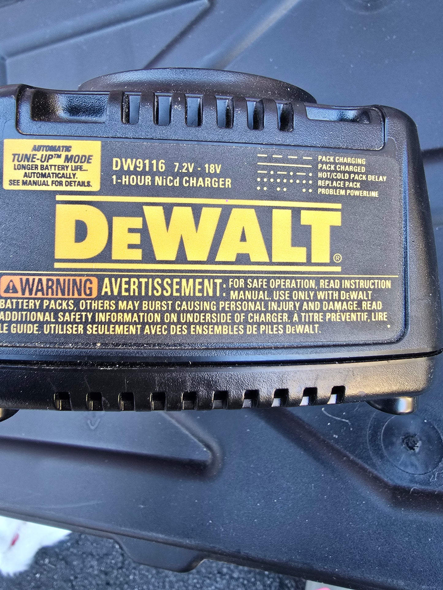 DEWALT DW9116 7.2-Volt to 18-Volt Pod Style 1 Hour Battery Charger image 2