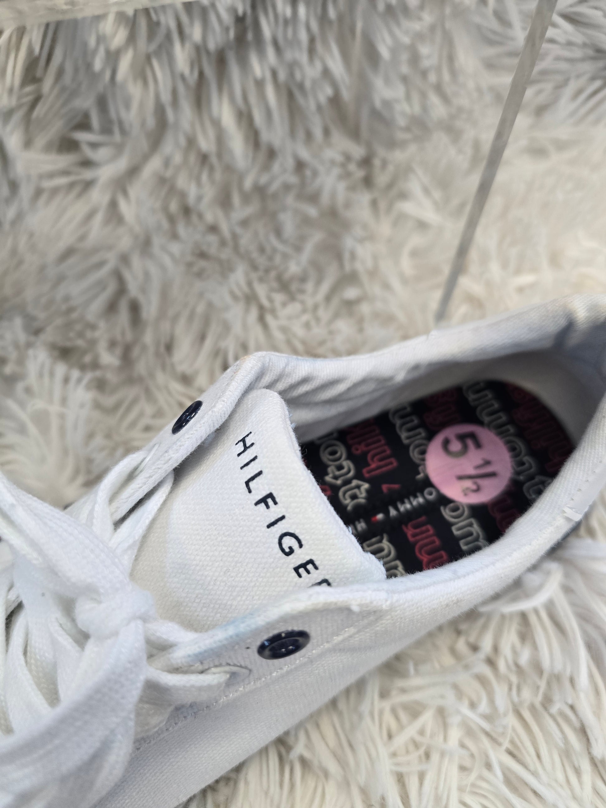 Women Tommy Hilfiger shoe size 5.5 image 2