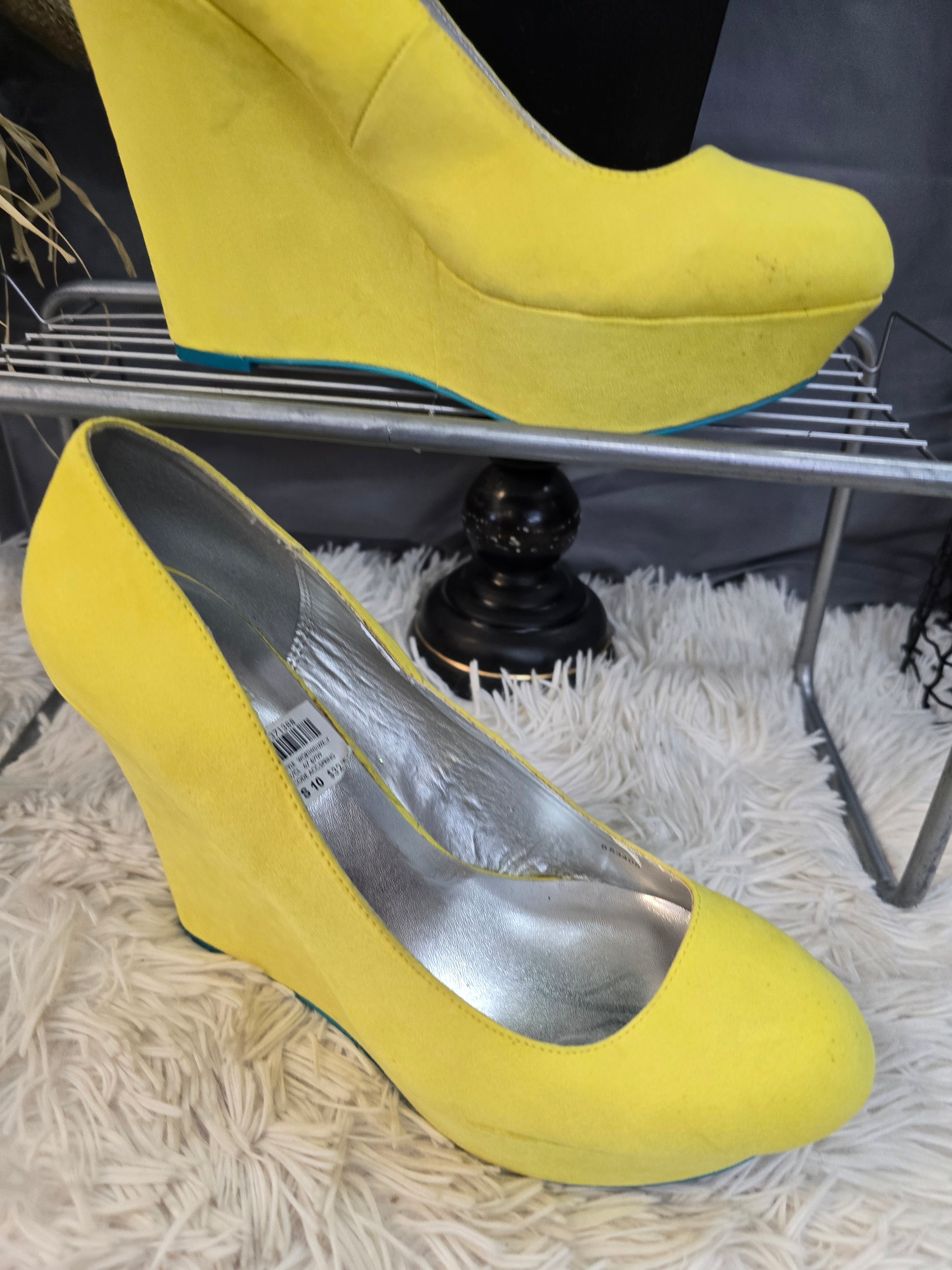 Yellow shoe size 10 image 0