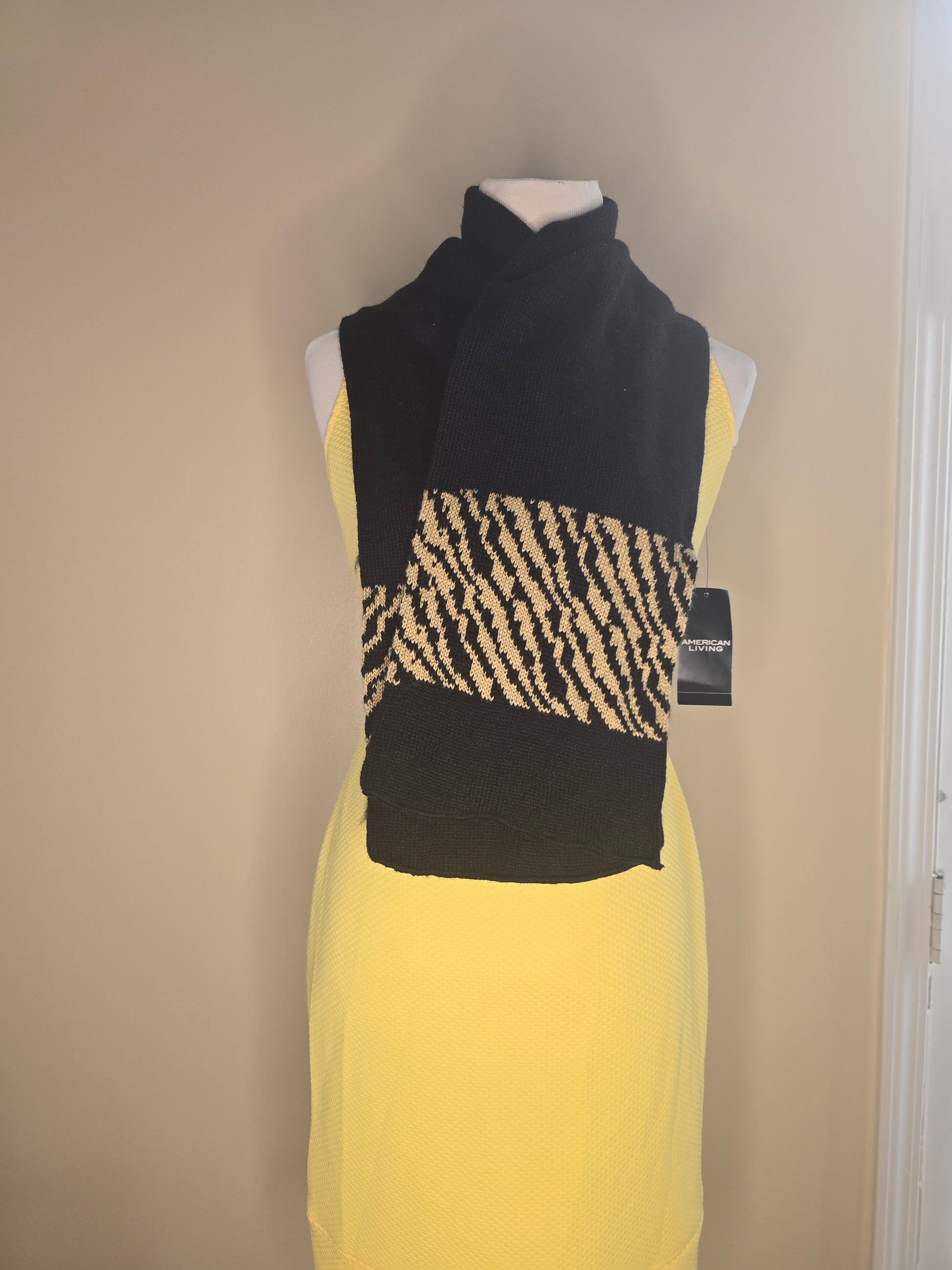 Black and gold scarf image 2