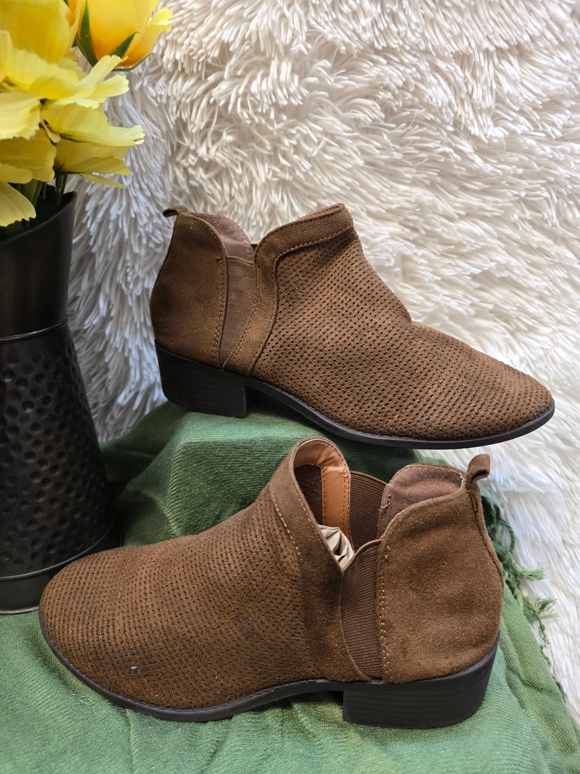 Cityclassified brown boots size 7.5 image 3