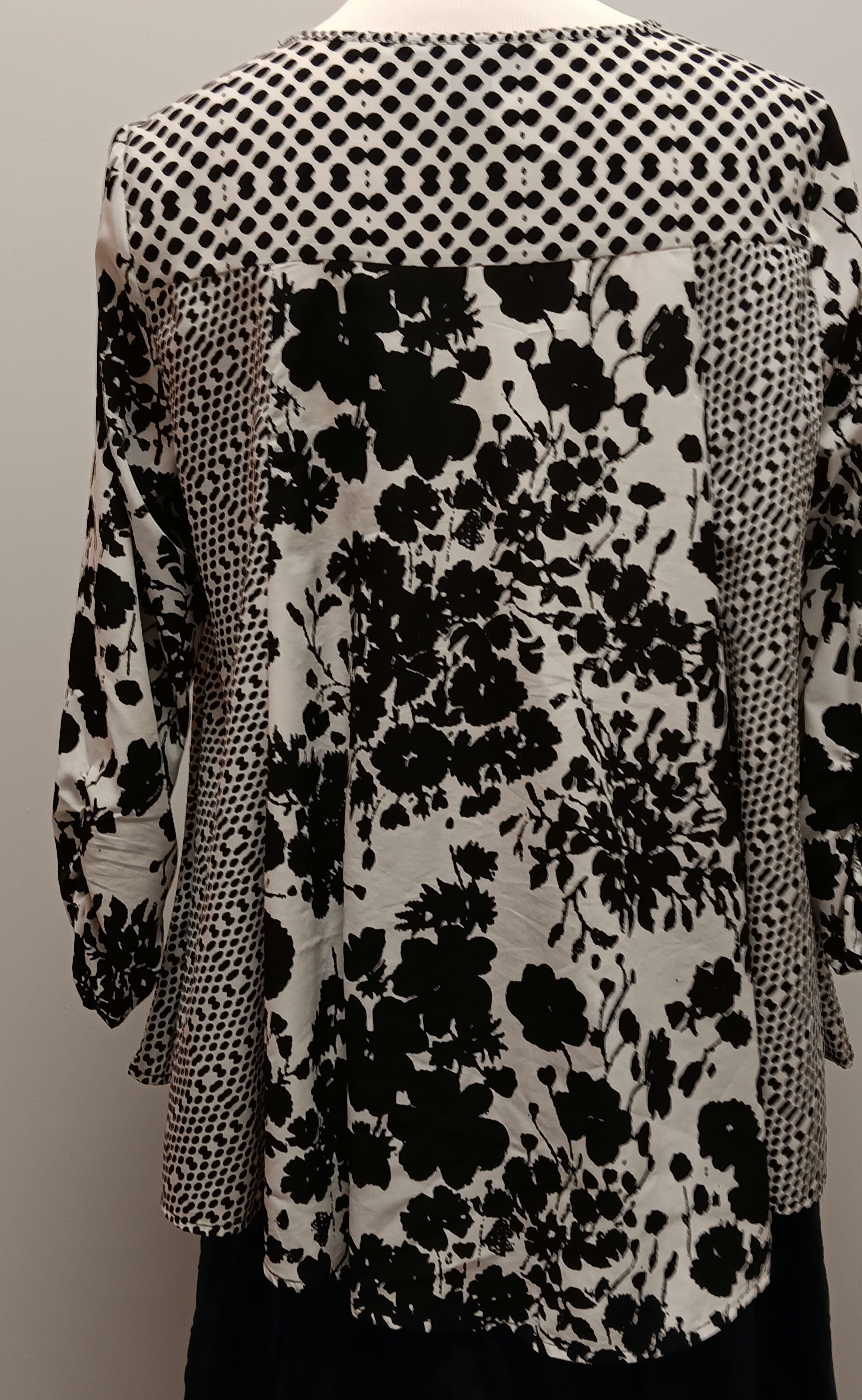 Black and white style and company blouse size small image 1