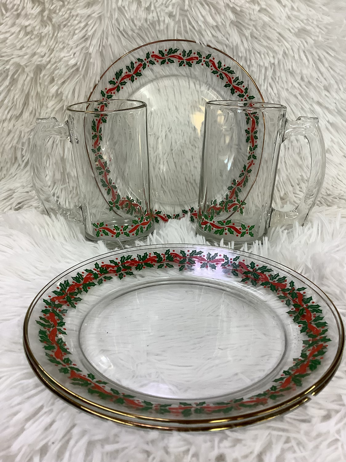 Holly themed dishware image 0