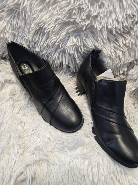 Women block heel shoe size 8.5 NEW image 0