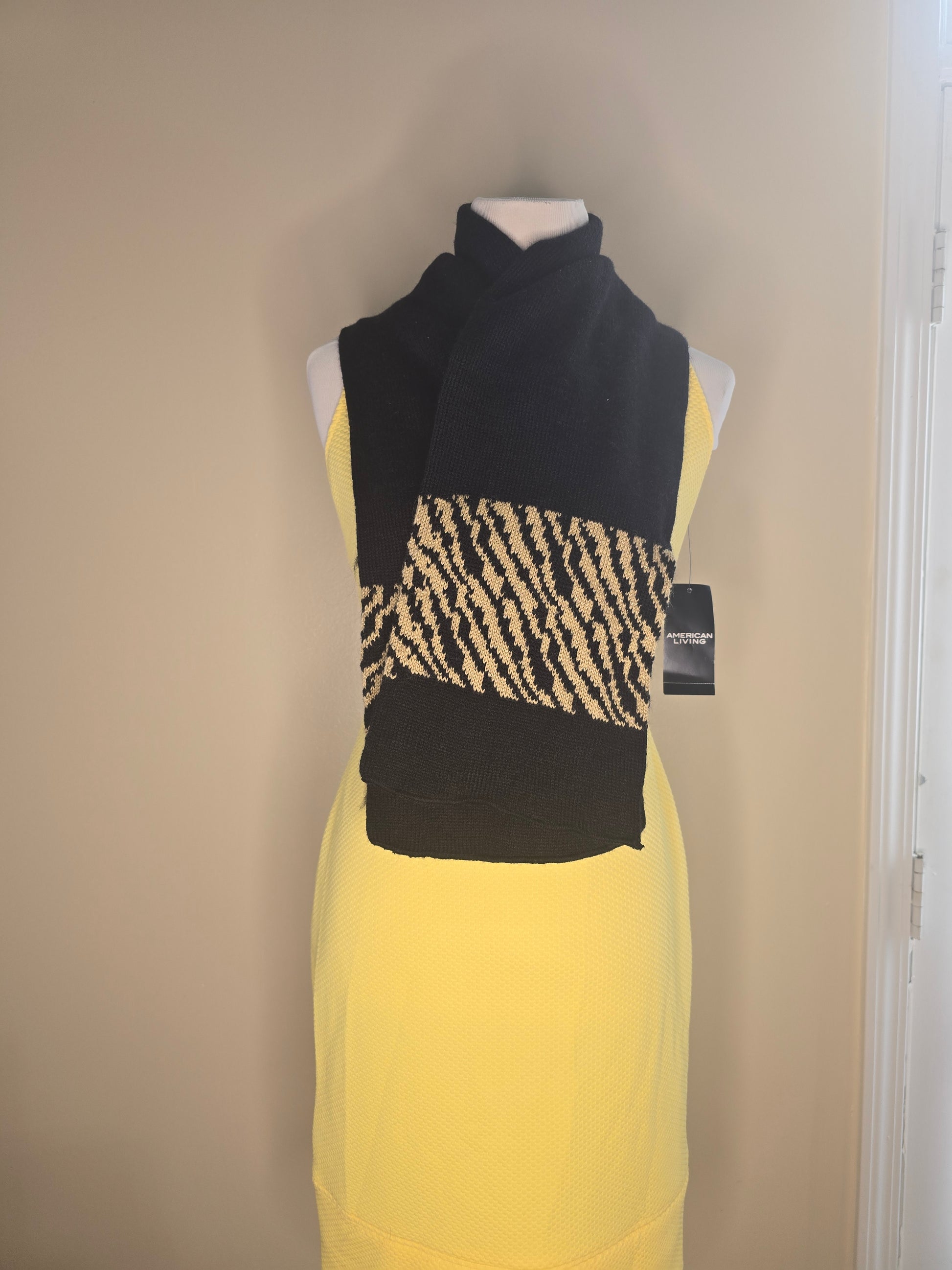 Black and gold scarf image 3