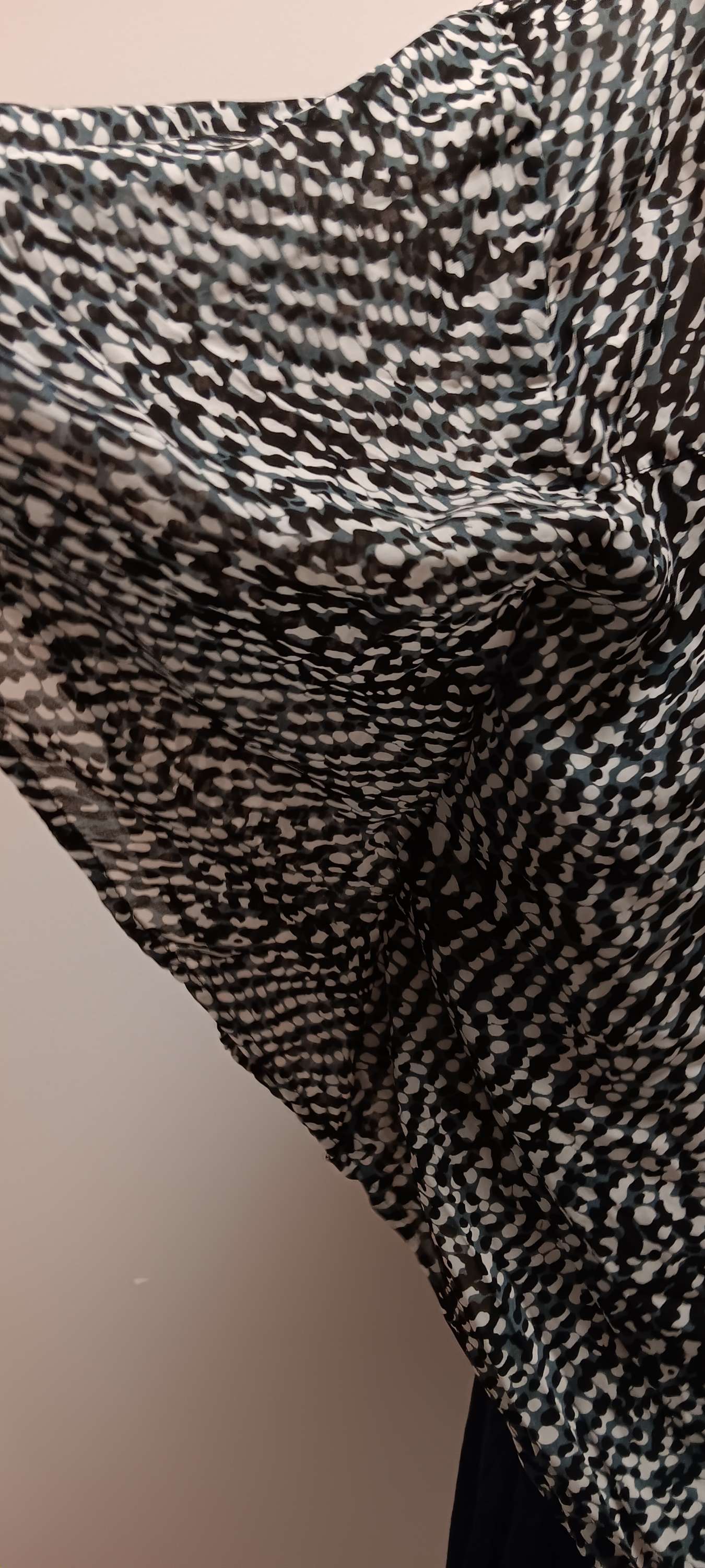 Black and white paraphrase blouse size XL image 5