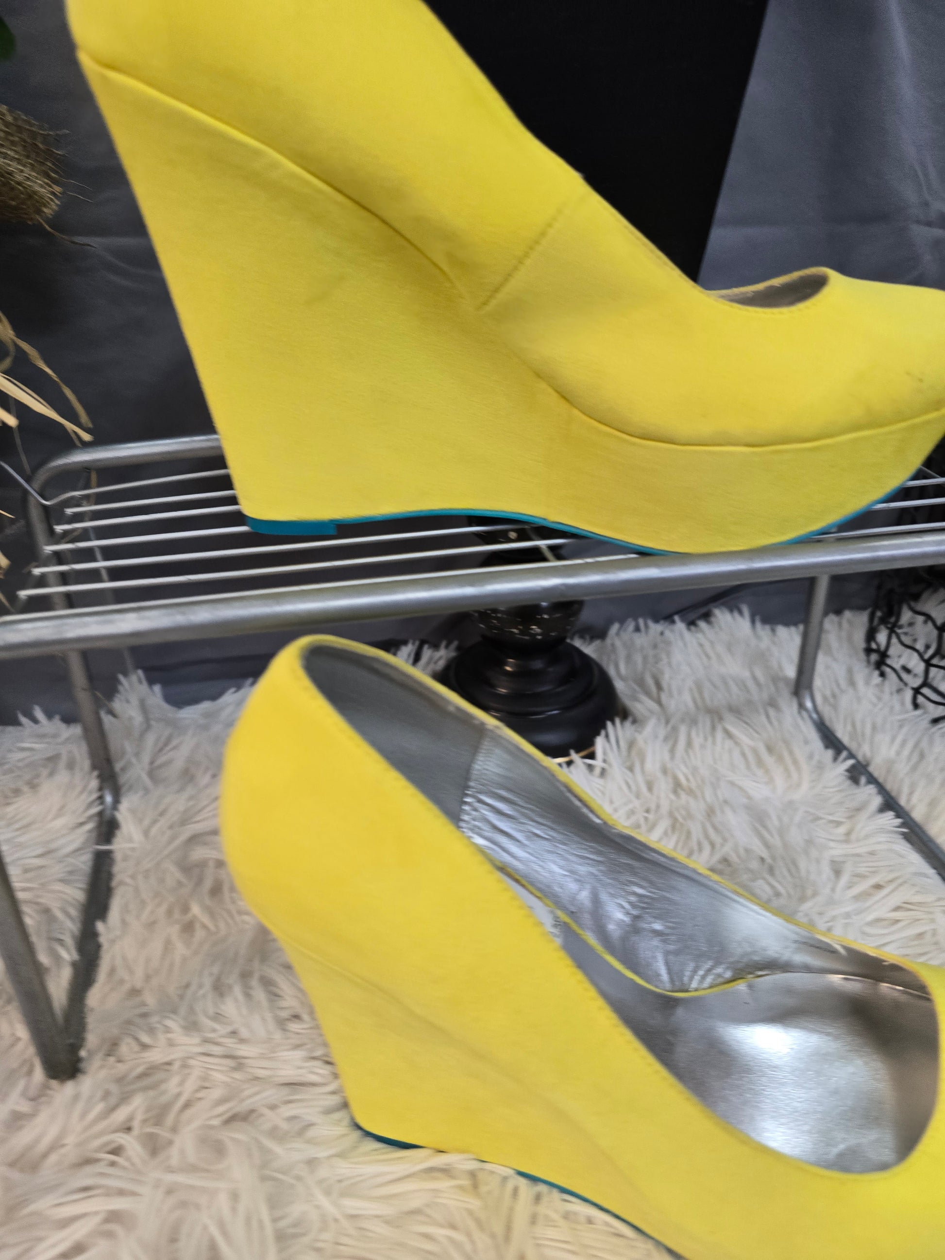 Yellow shoe size 10 image 2