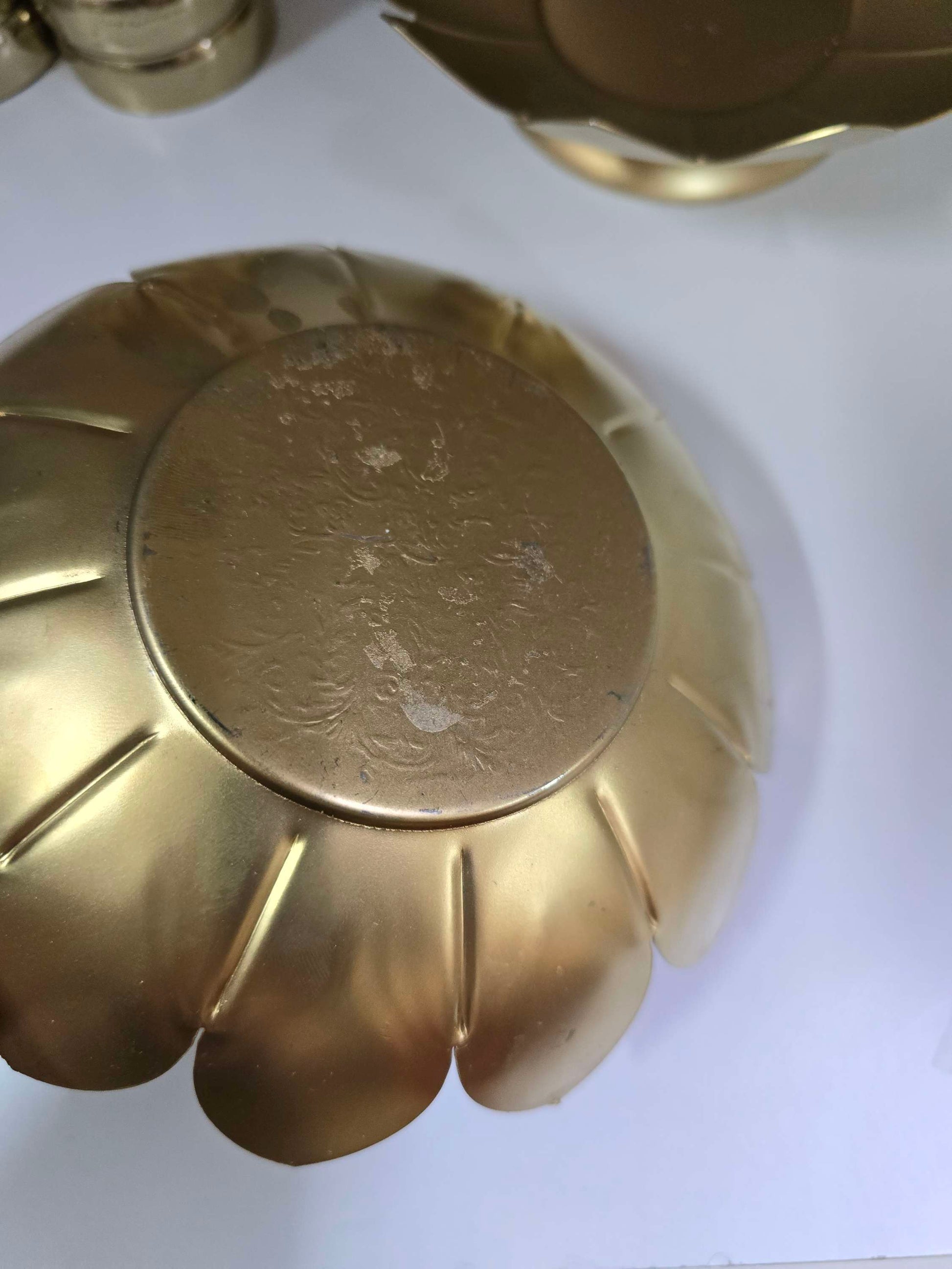 Set of 2 gold color decorative dishes image 1