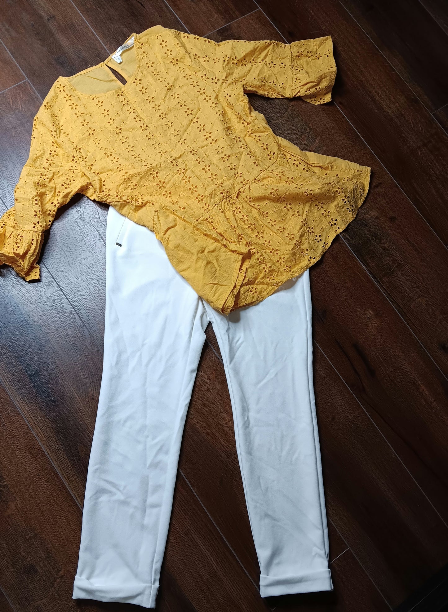 Women White pants size medium image 4