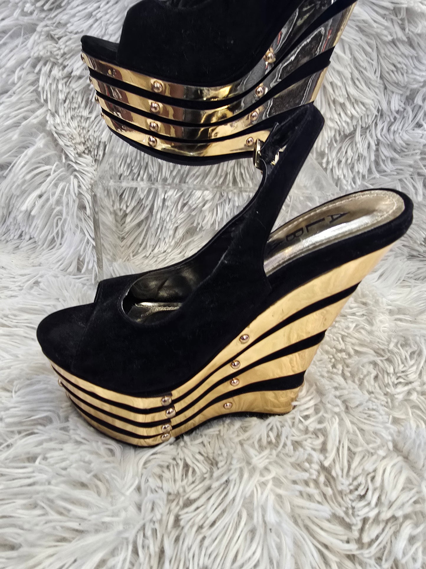 Black and gold wedge woman shoe image 3