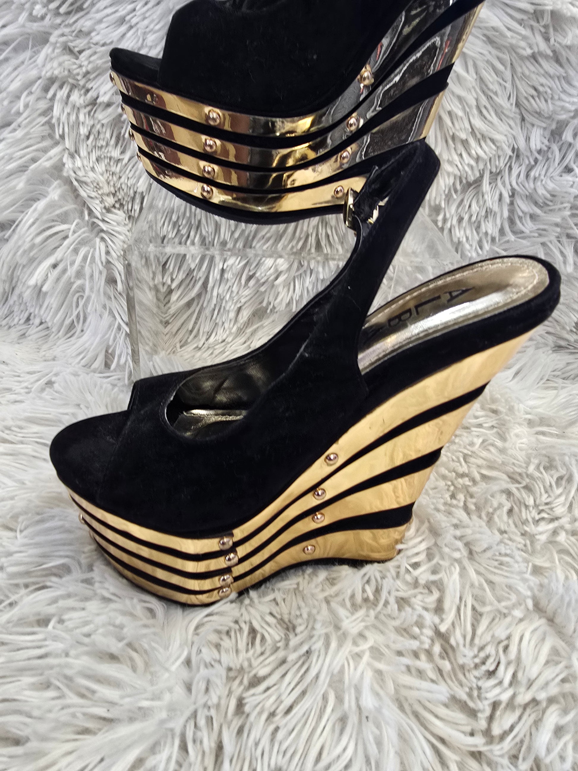 Black and gold wedge woman shoe image 3