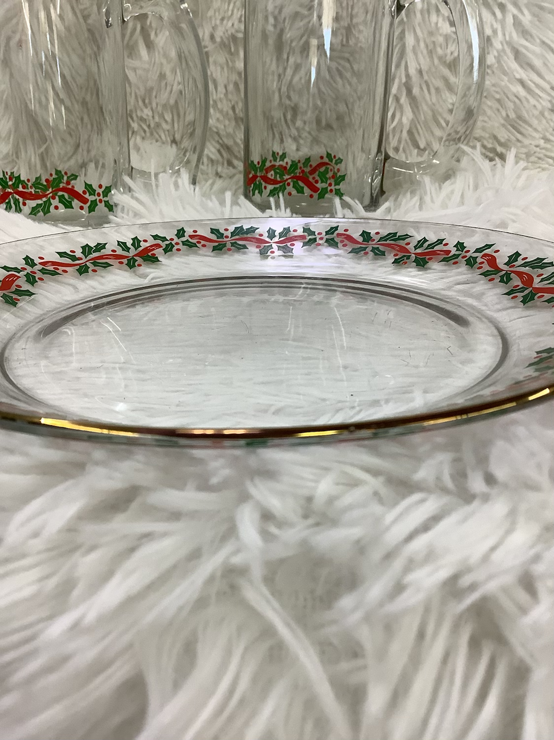 Holly themed dishware image 3