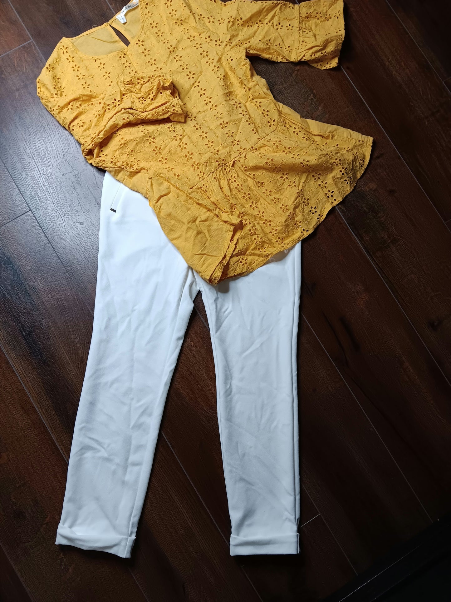 Women White pants size medium image 3