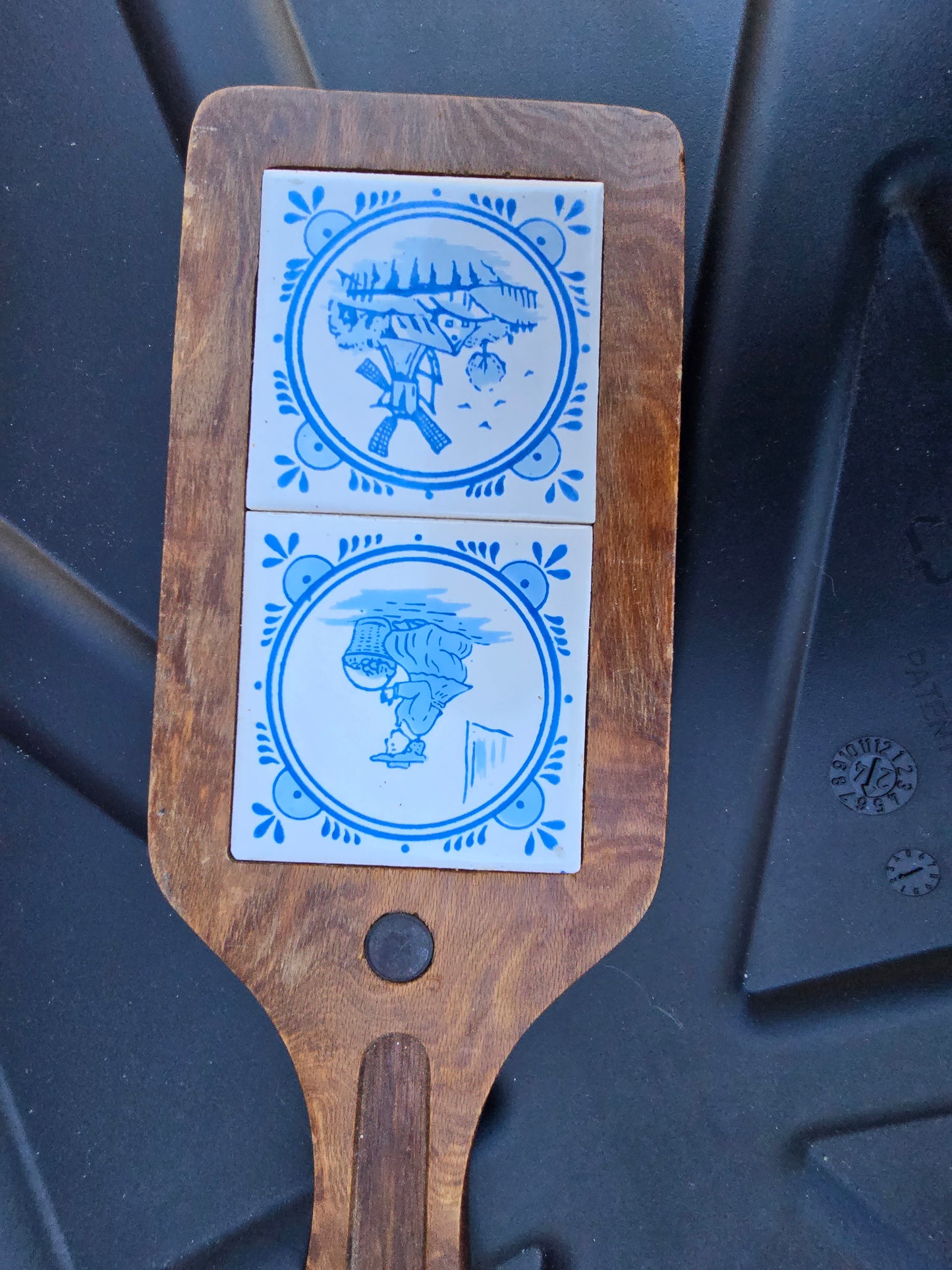 Delft Tile  & Wood Cheese Cutting Board Paddle Blue Holland Decor Vtg image 3